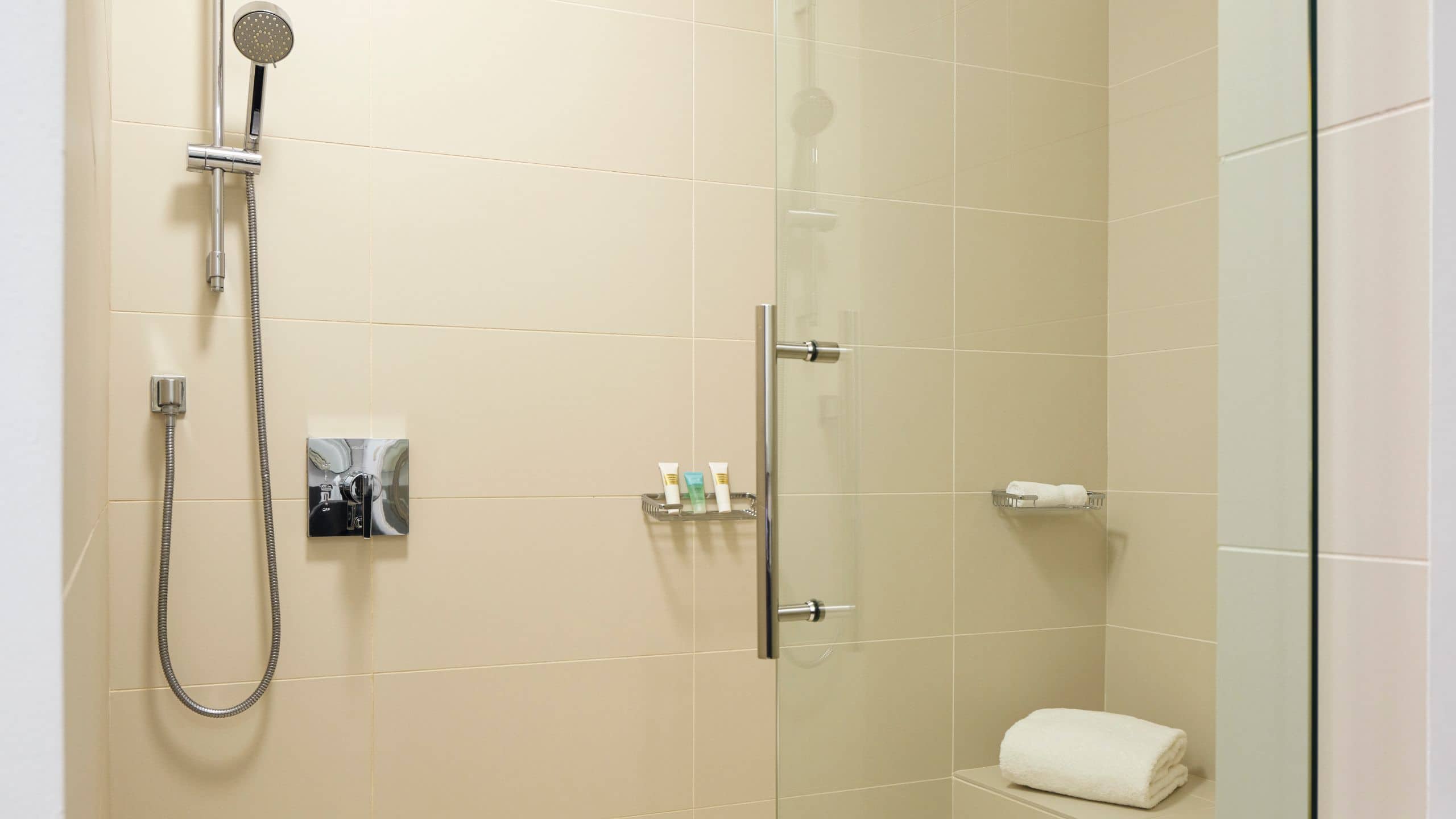 1 King Bed - Image 4