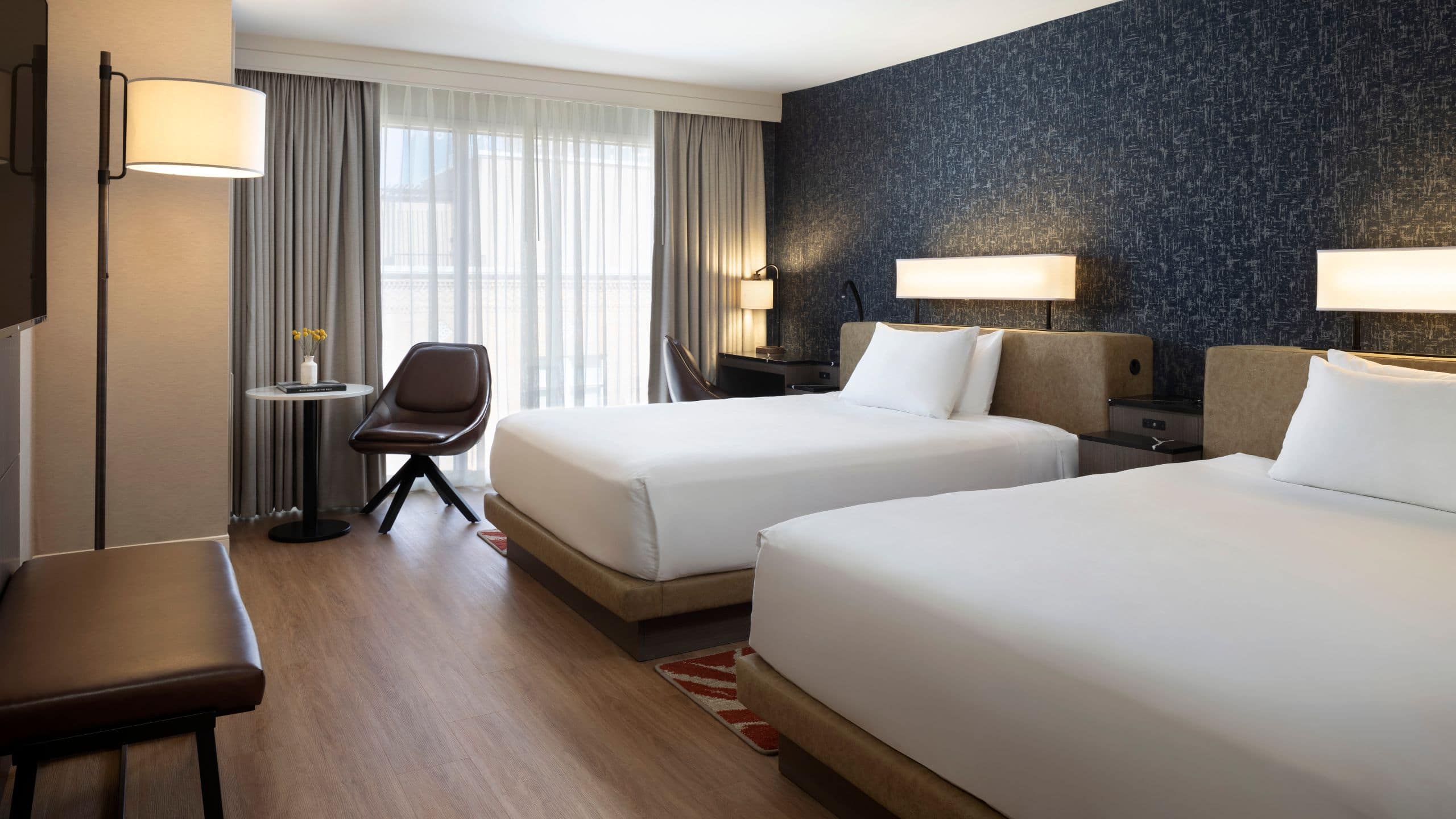 2 Queen Beds Accessible Tub - Image 1