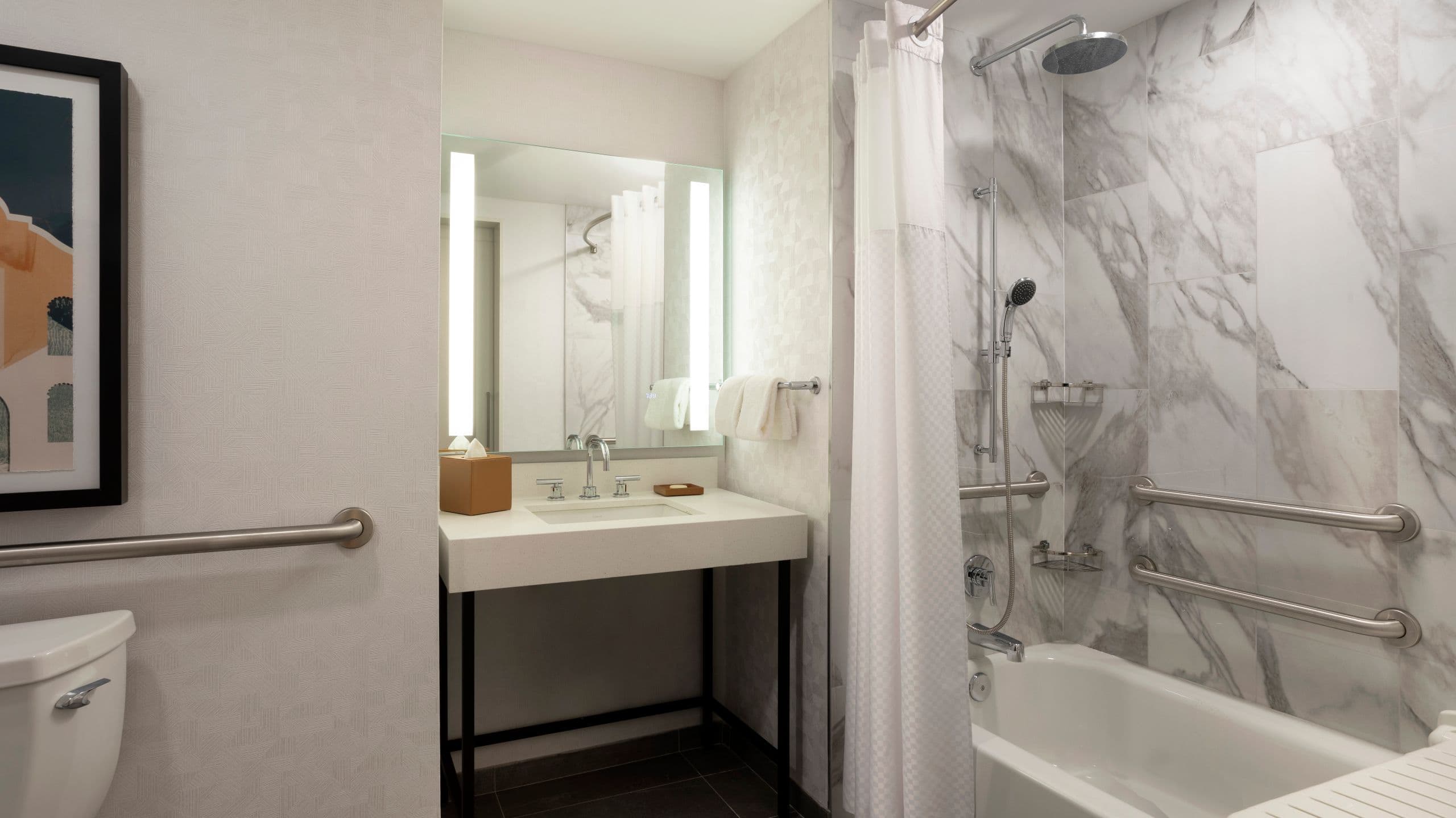 2 Queen Beds Accessible Tub - Image 2