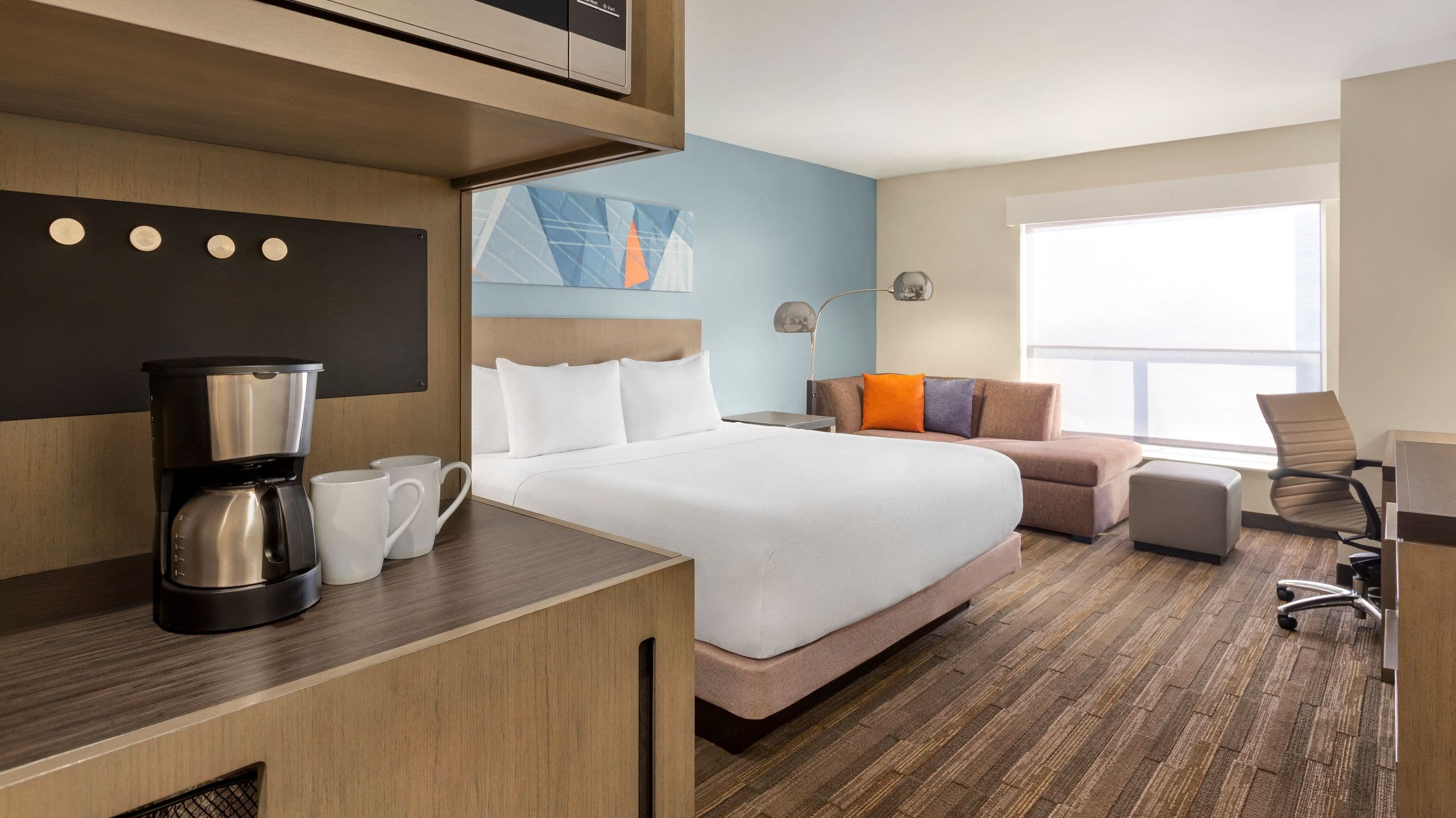 Den Guestroom | King Bed - Image 1