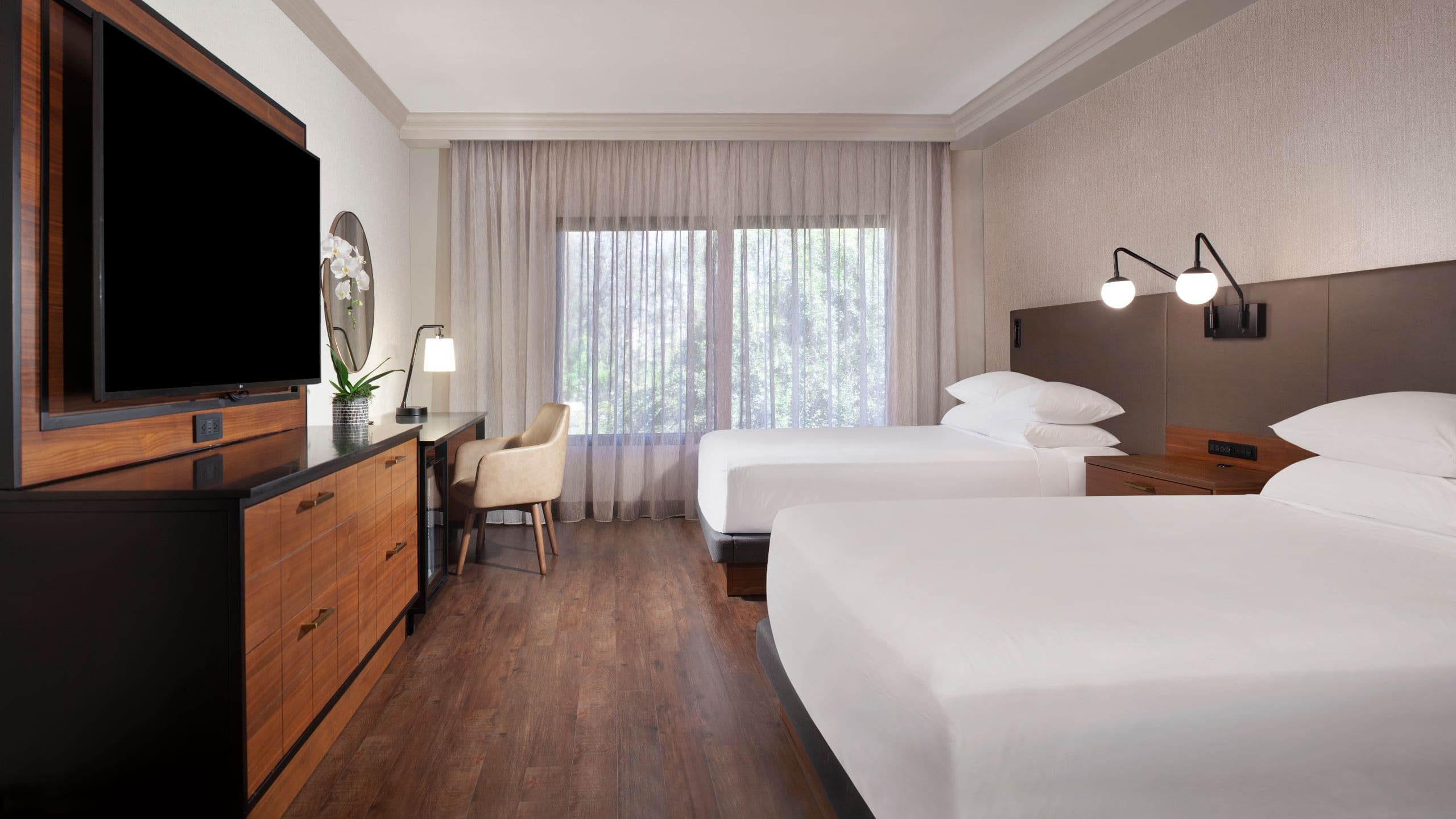 2 Queen Beds - Image 1