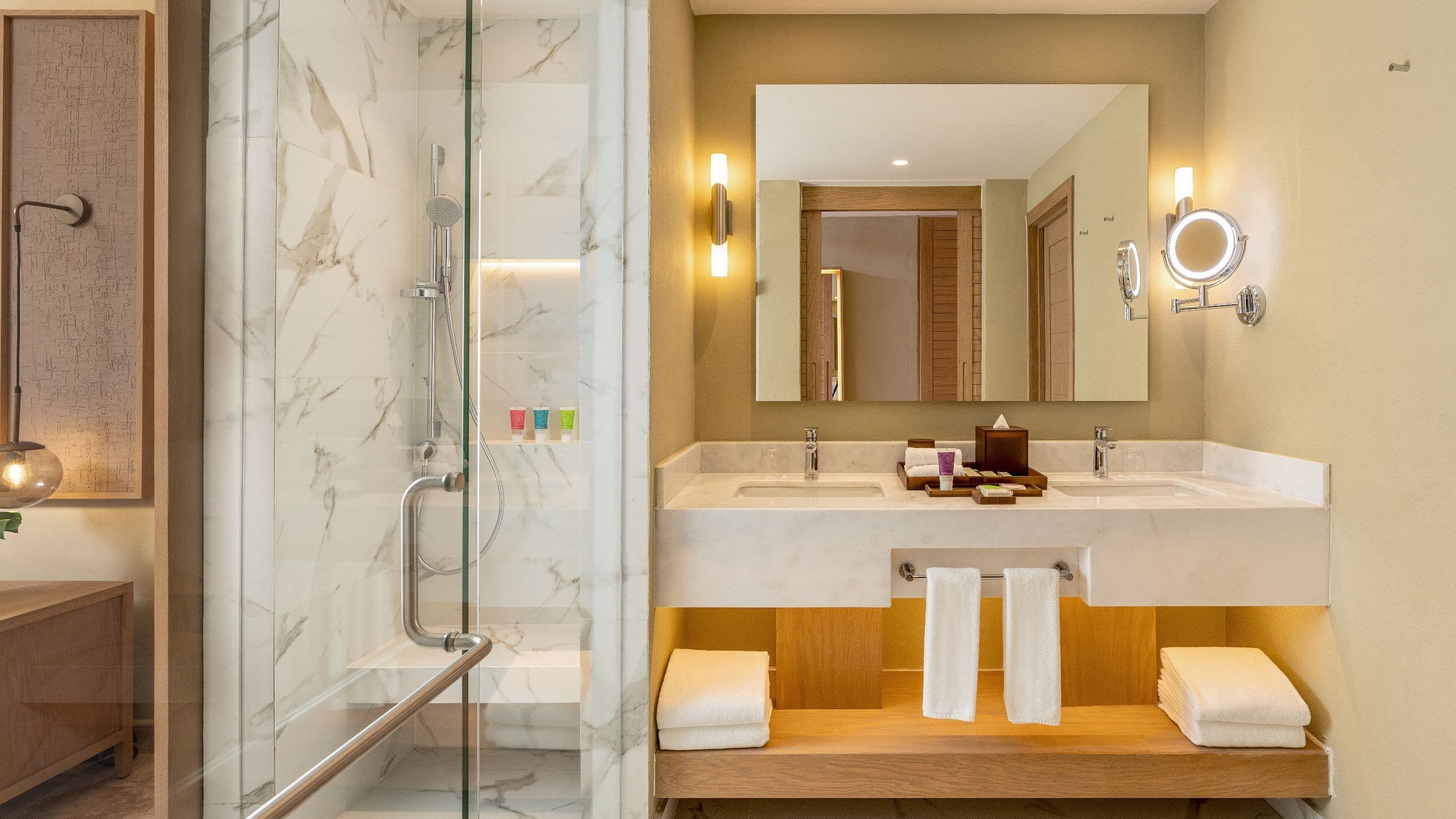 Club Level Junior Suite Ocean Front Swim Out King - Image 2