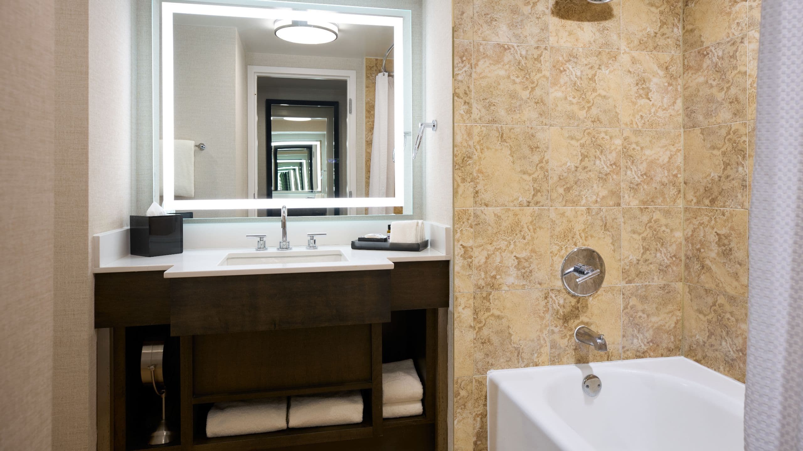 2 Queen Beds - Image 2