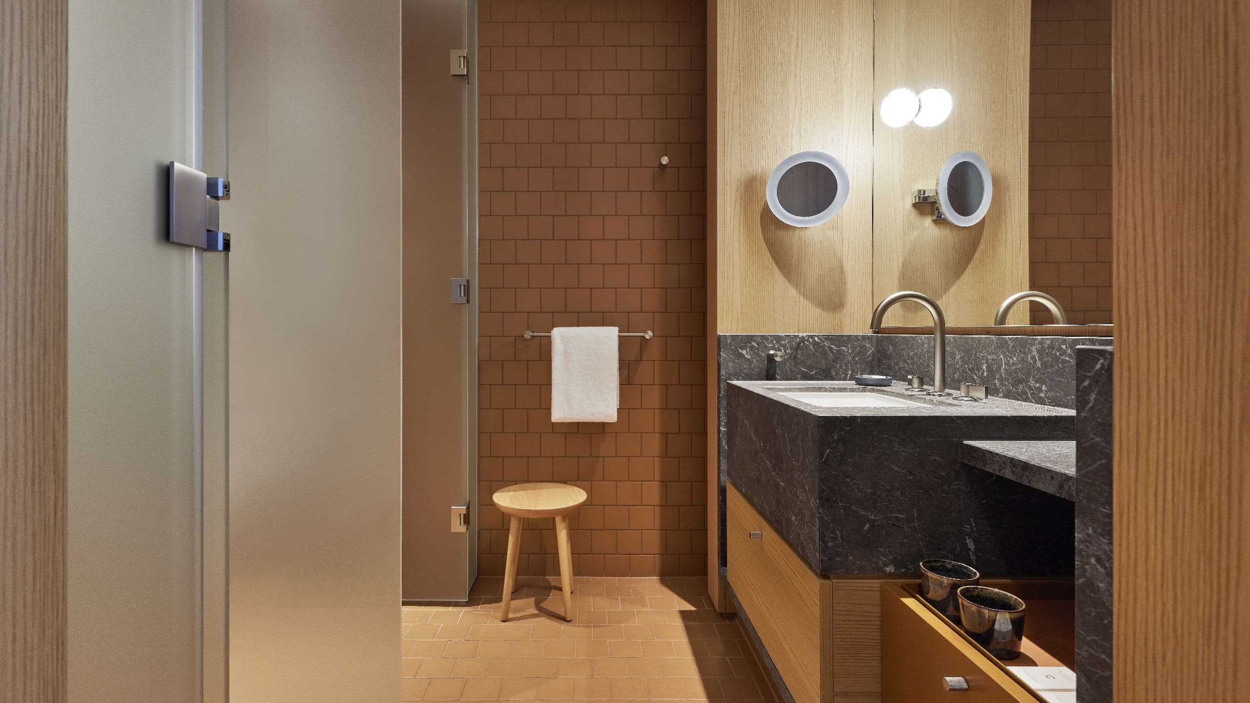 2 Twin Beds - Image 2