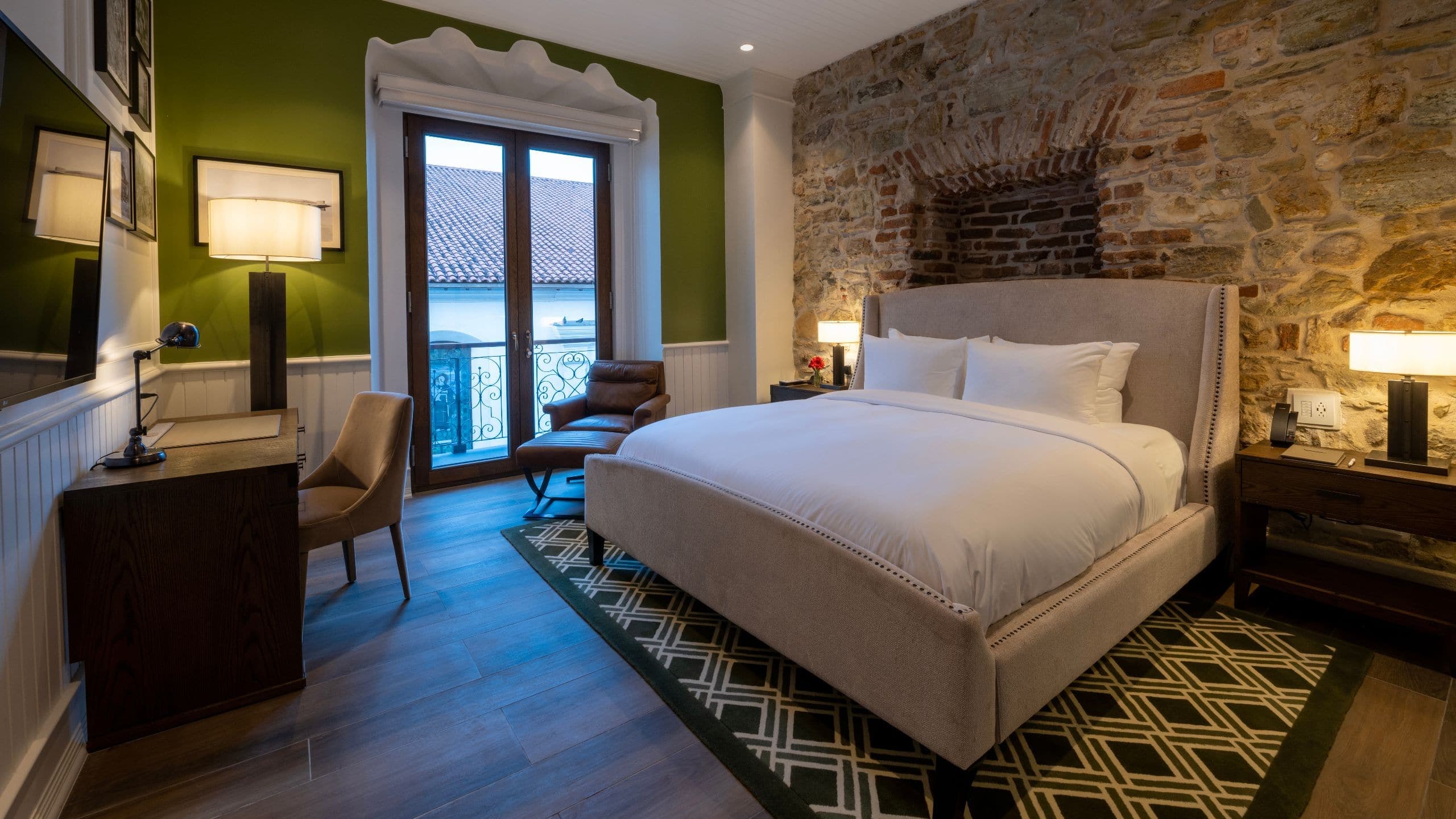 One King Bed | Courtyard View - Image 2