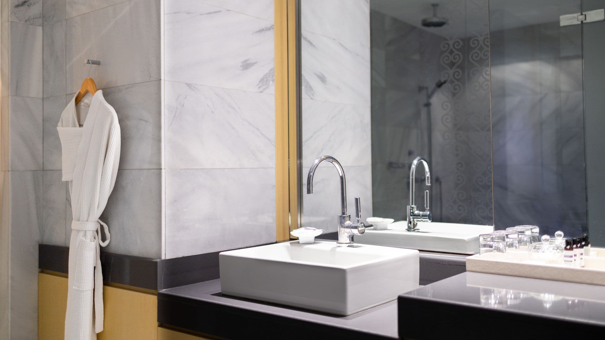 1 King Bed - Image 4