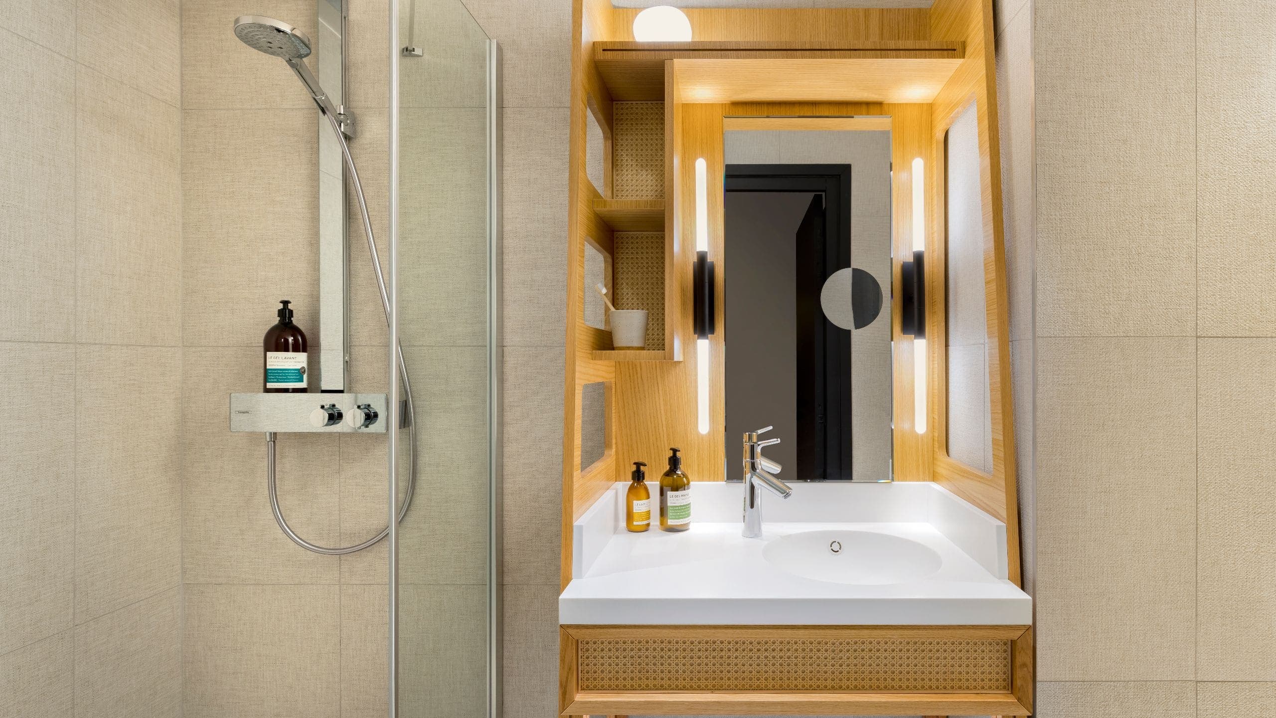 1 King Bed, Standard - Image 3