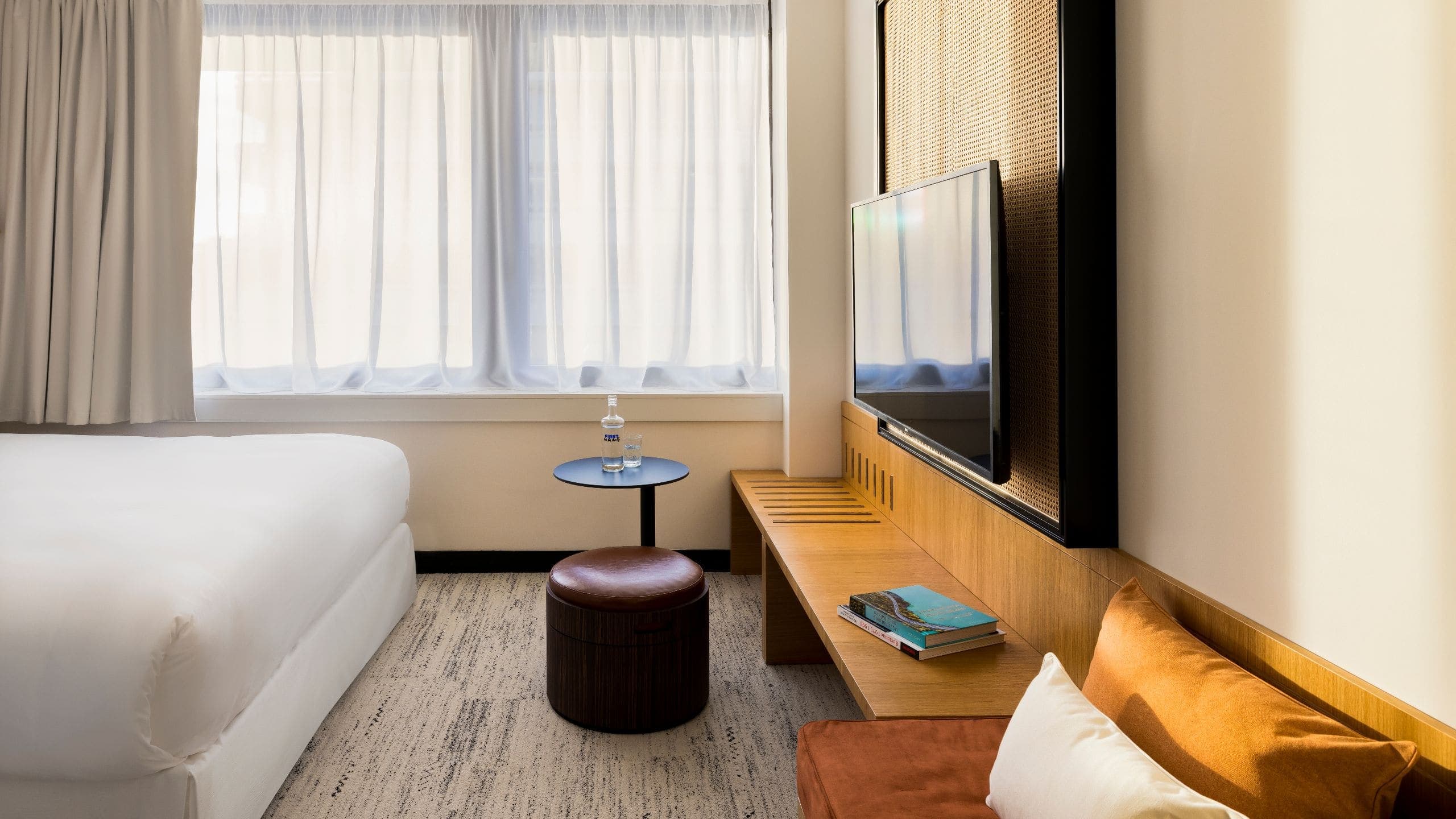 1 King Bed, Standard - Image 4