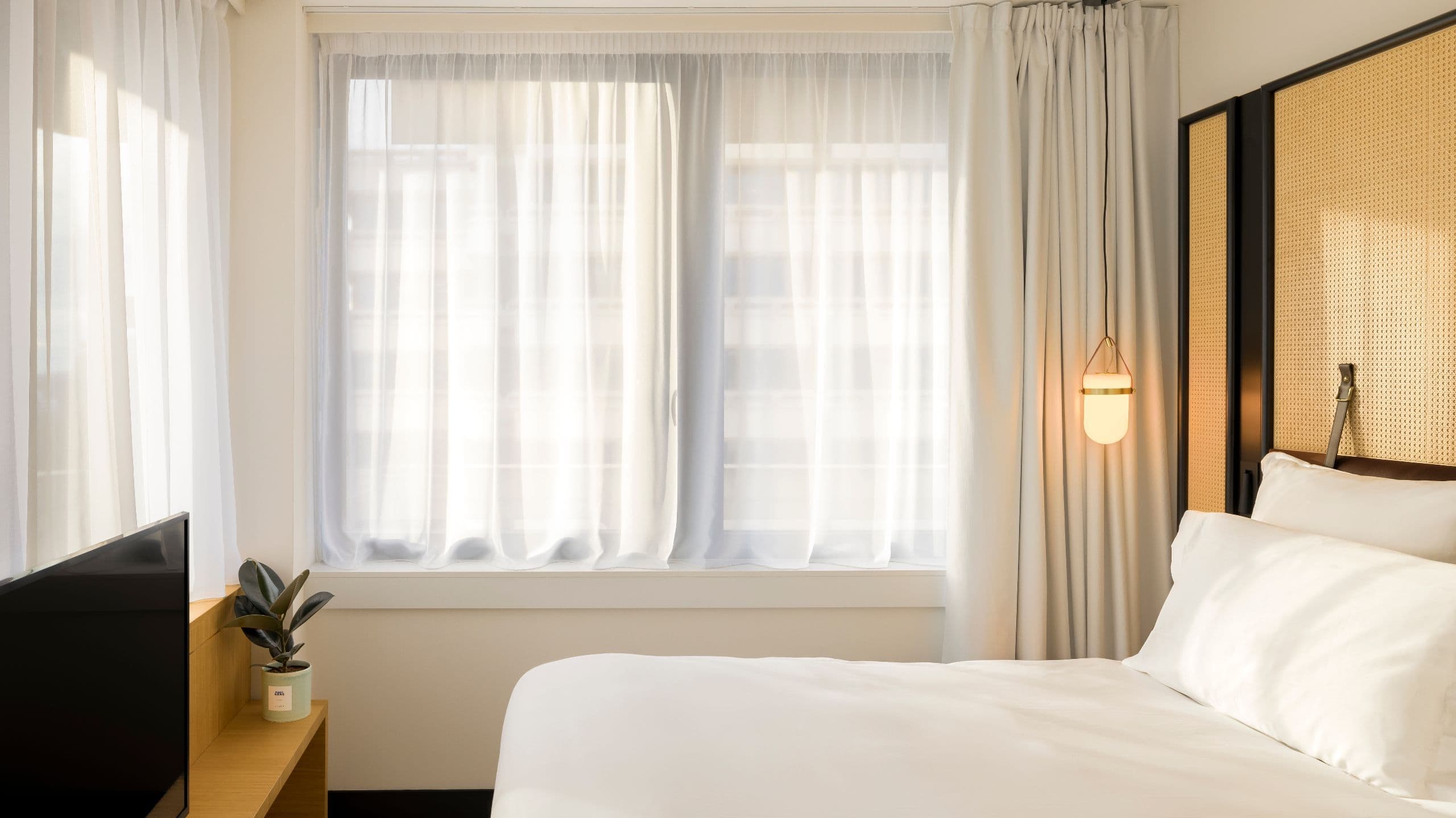 1 King Bed, Standard - Image 1