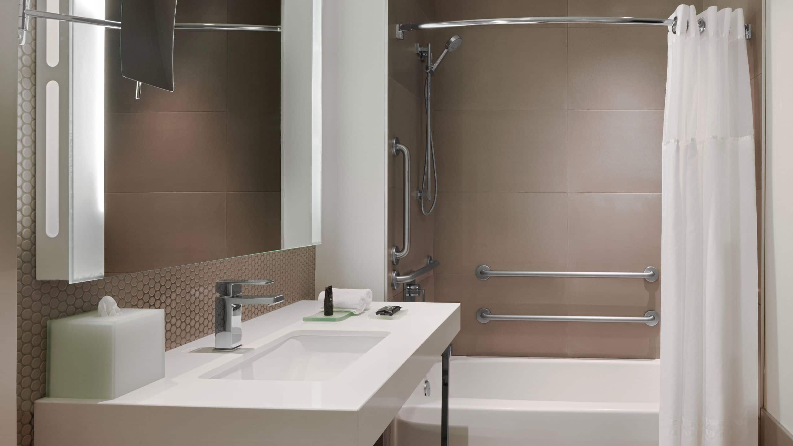 1 Queen Bed ADA Tub - Image 2