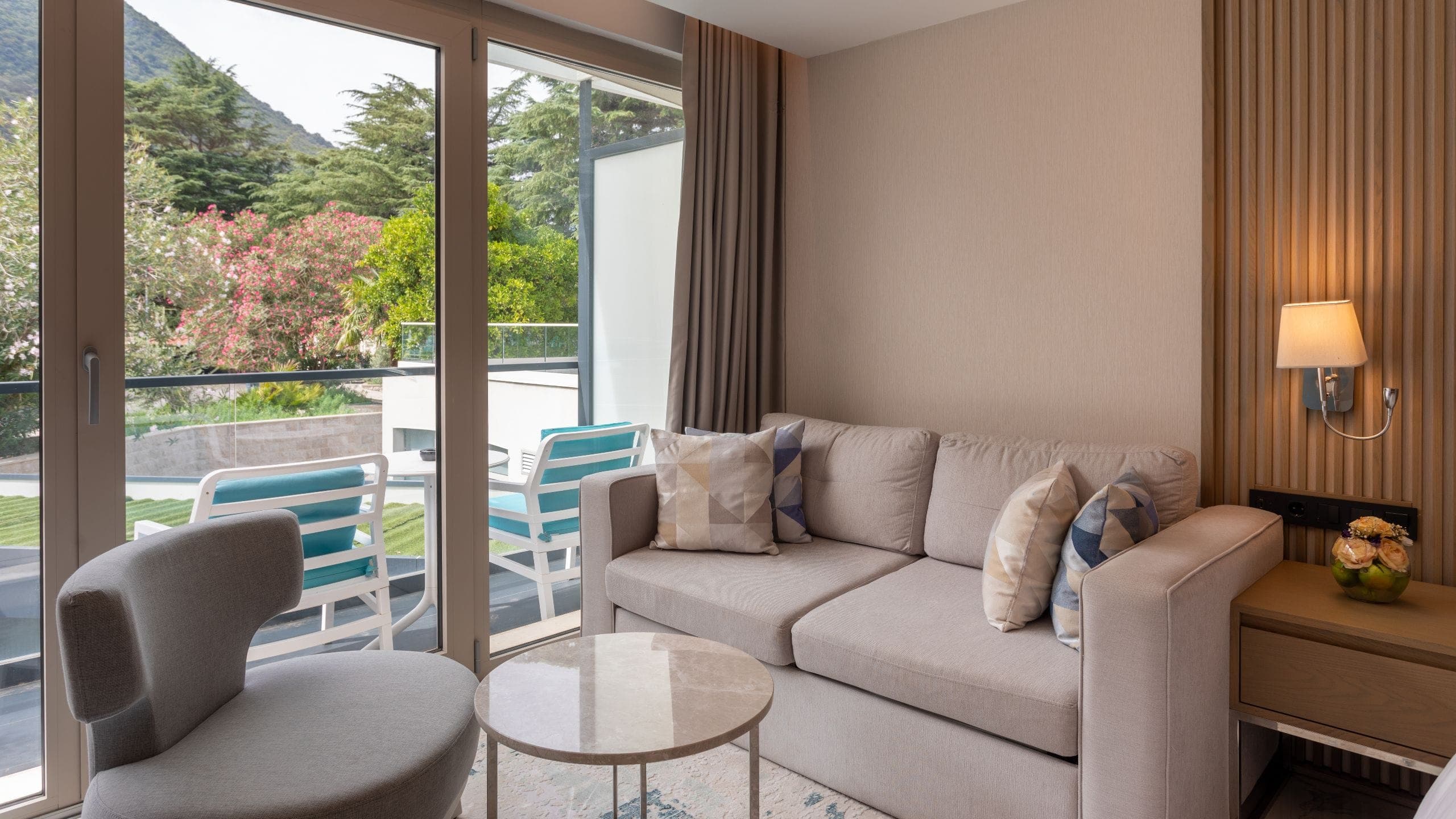 1 King Bed - Image 4