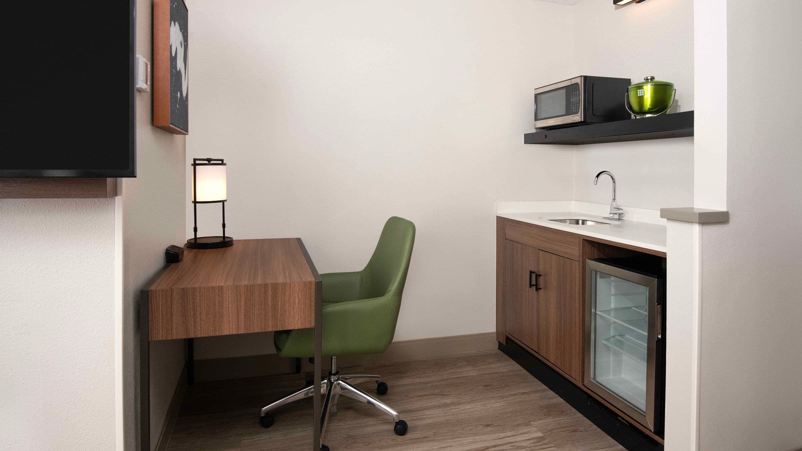 Two Queen Beds (with sofa bed) - Image 1