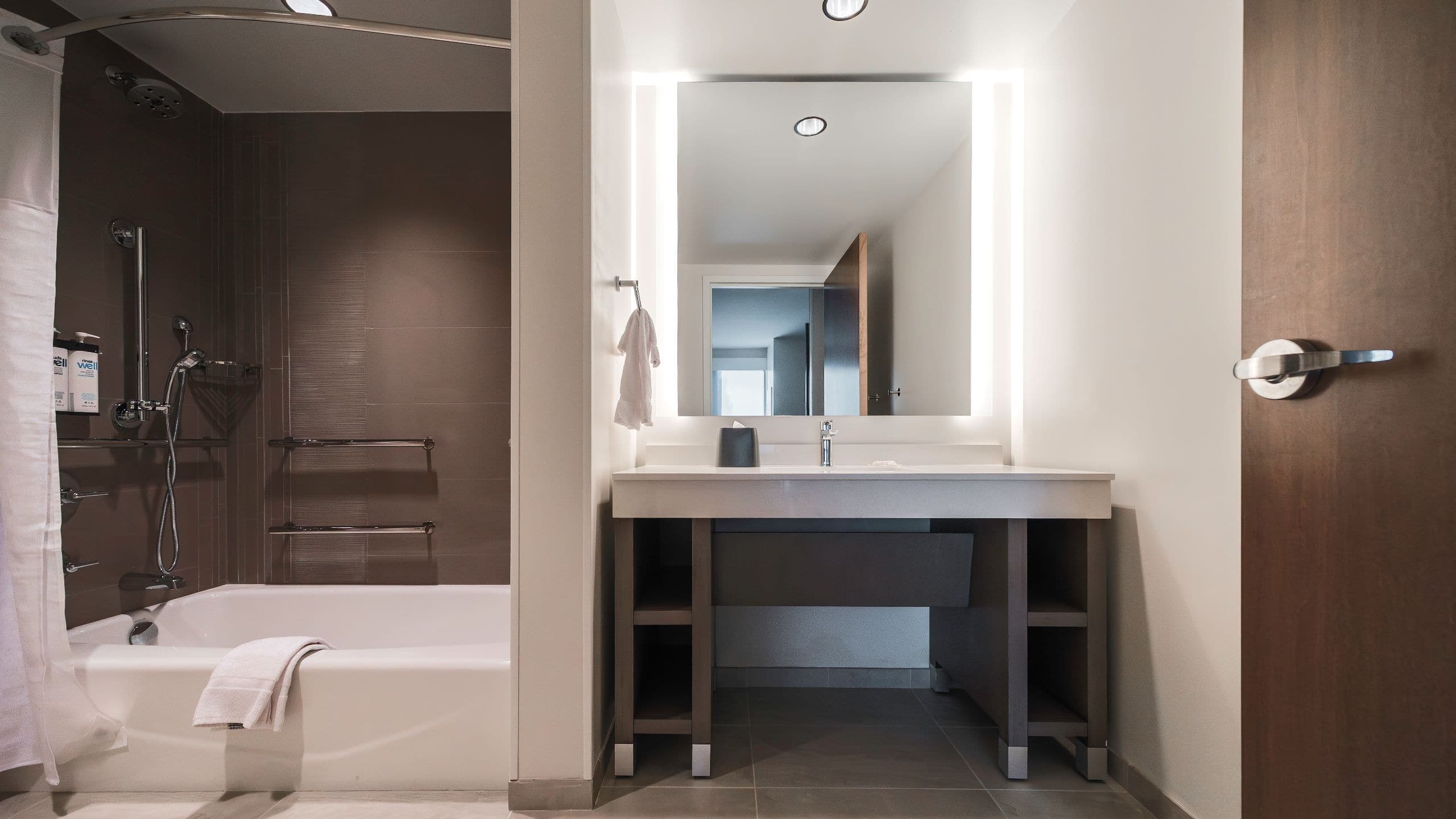 One Bedroom Kitchen Suite | King Bed (Plus Sofa Bed) - Image 4