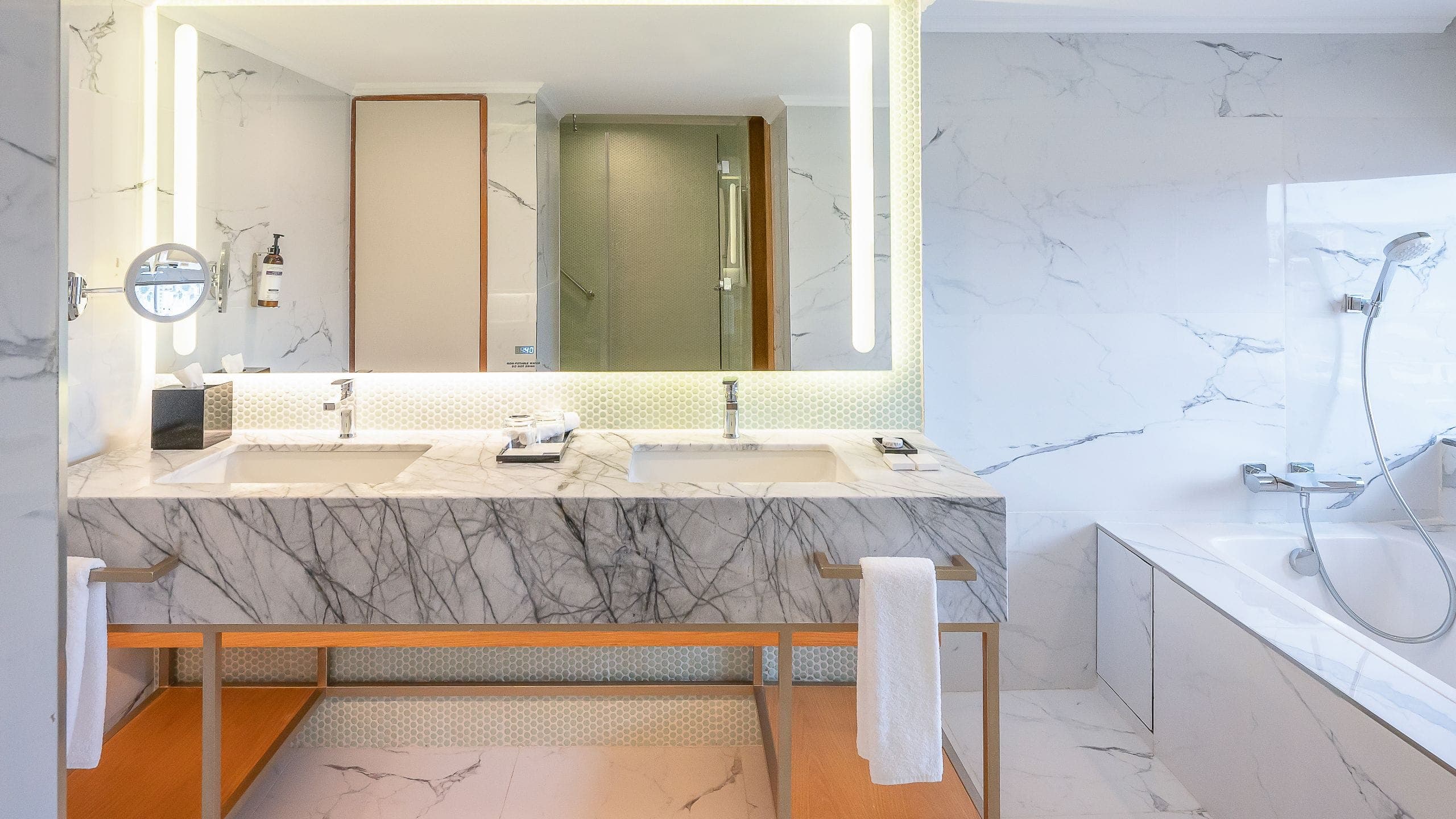 Deluxe Suite - Image 4