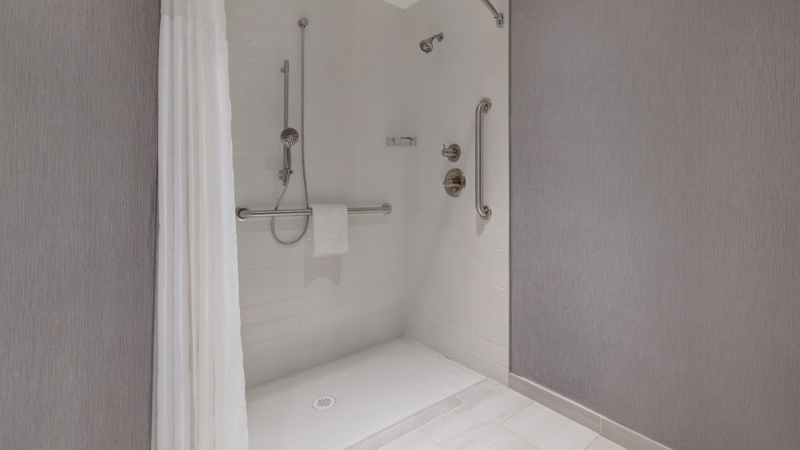 Accessible | Two Queen Beds/Roll-in Shower (Plus Sofa Bed) - Image 3