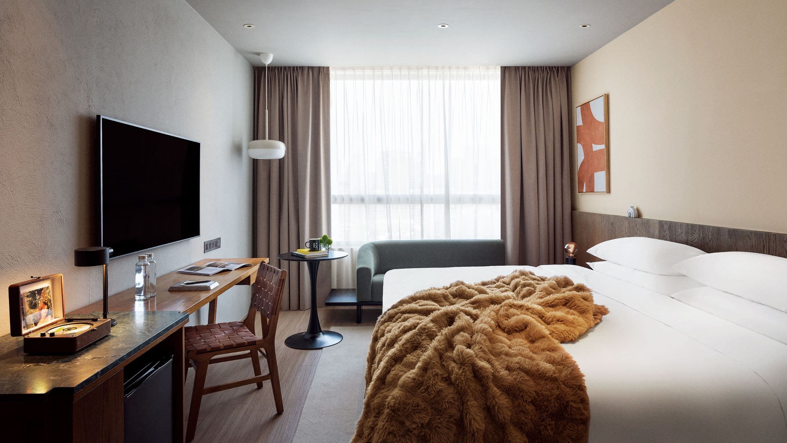 1 King Bed - Image 1