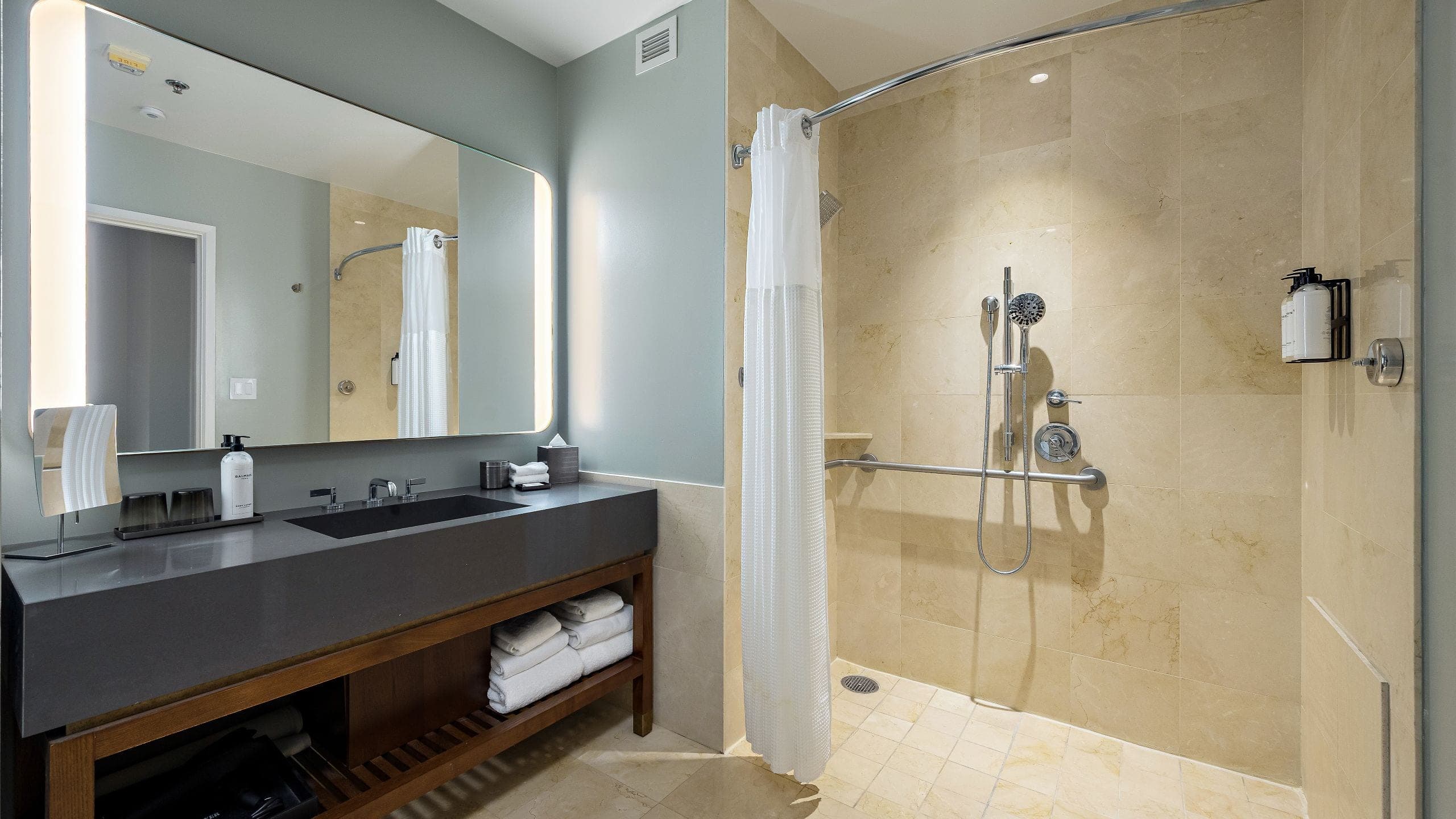2 Queen Beds with Accessible Shower - Image 3