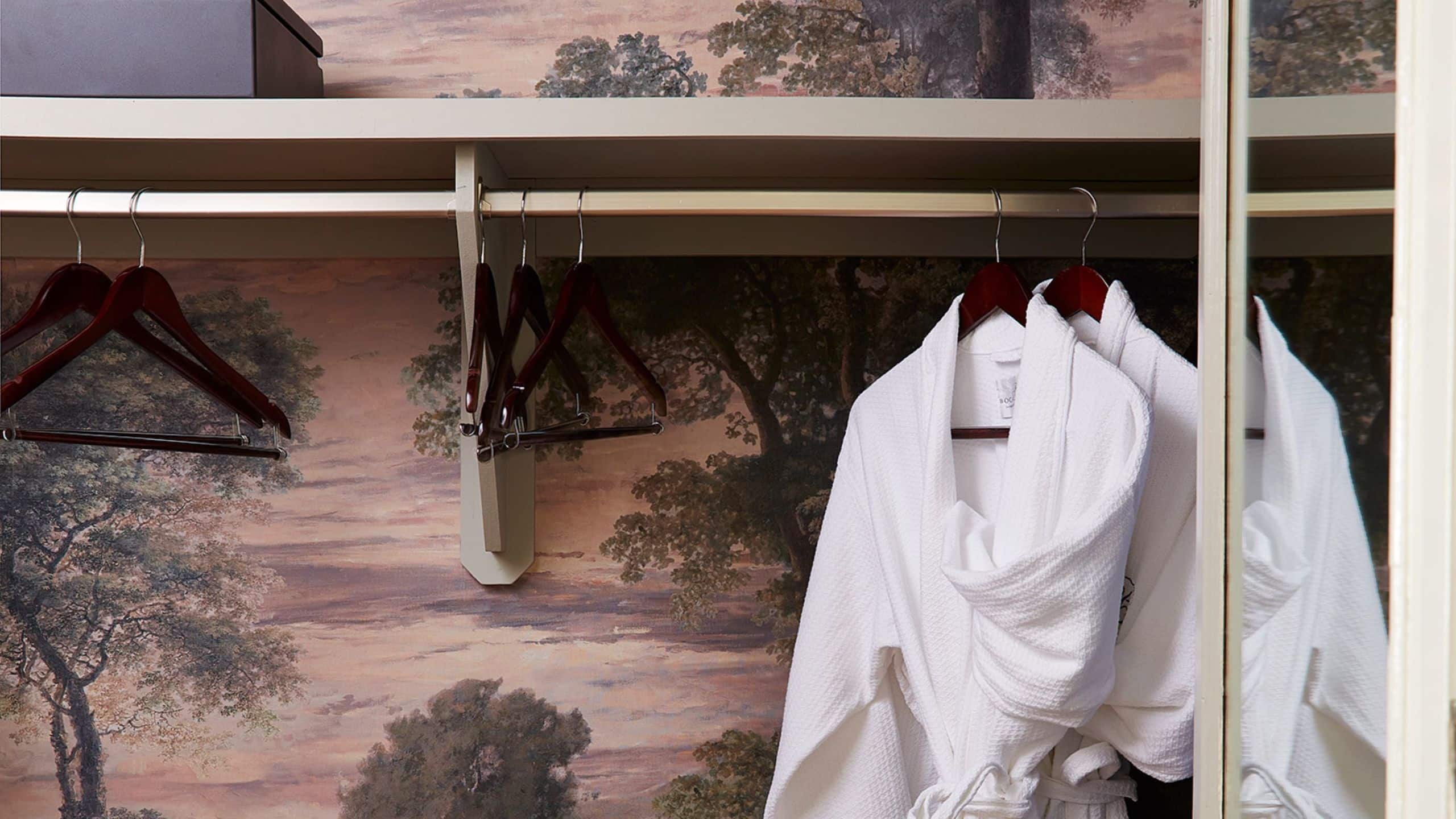 One Bedroom Corner Suite With Accessible Tub - Image 8