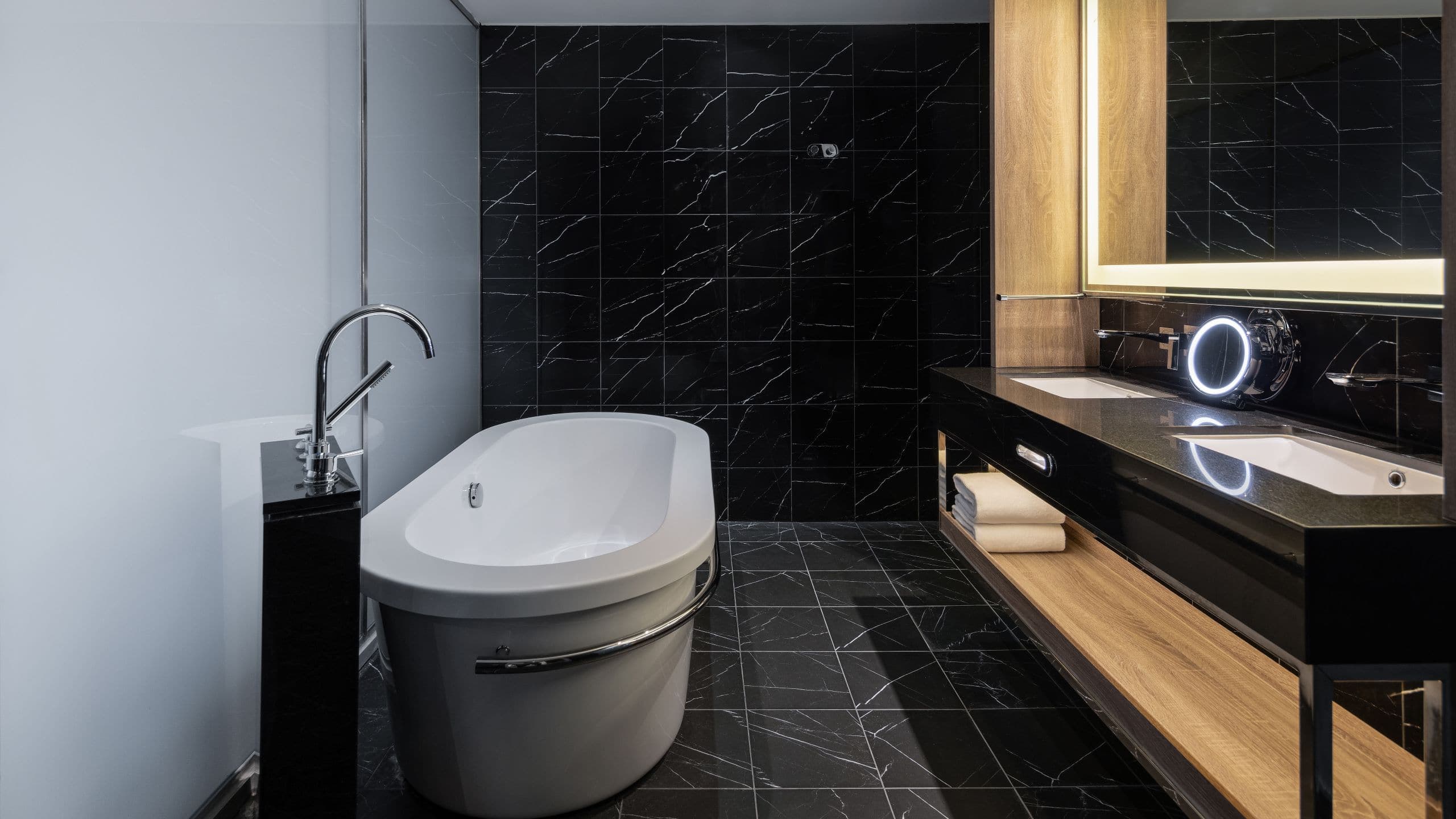 Regency Suite King, Airport View - Image 2