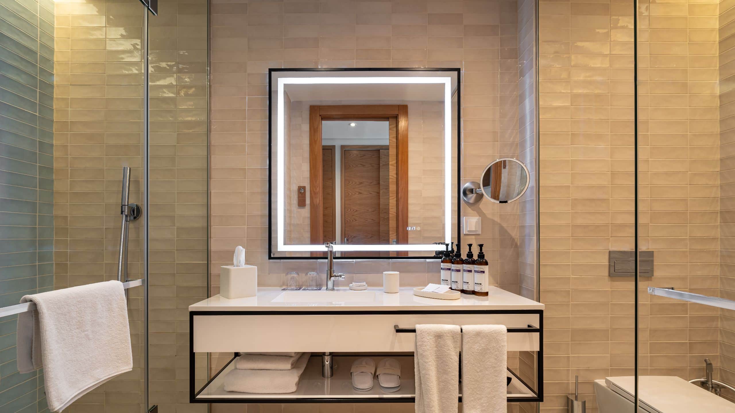 Standard 1 Queen Bed - Image 4