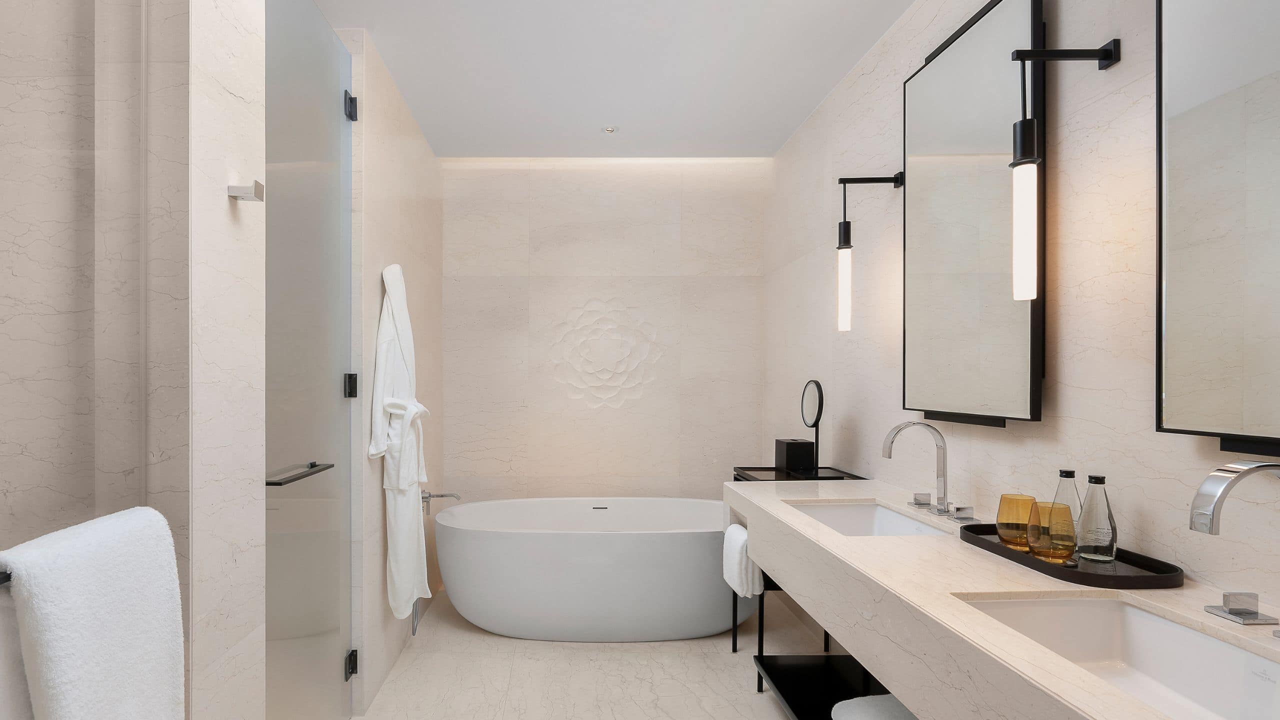 1 King Bed - Image 4