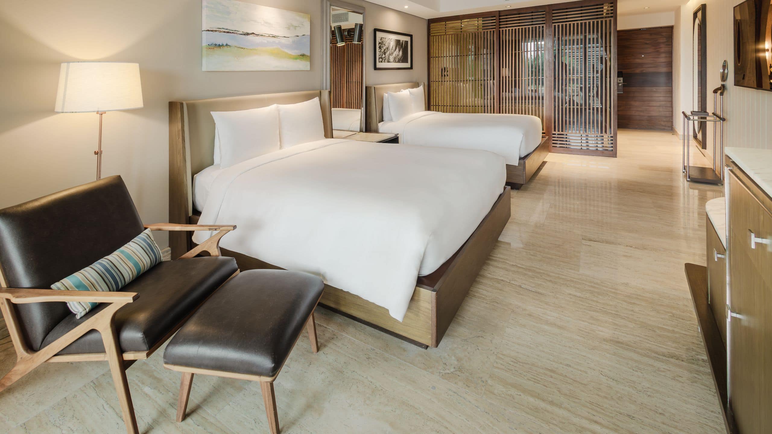 2 Queen Beds Downtown House - Image 3