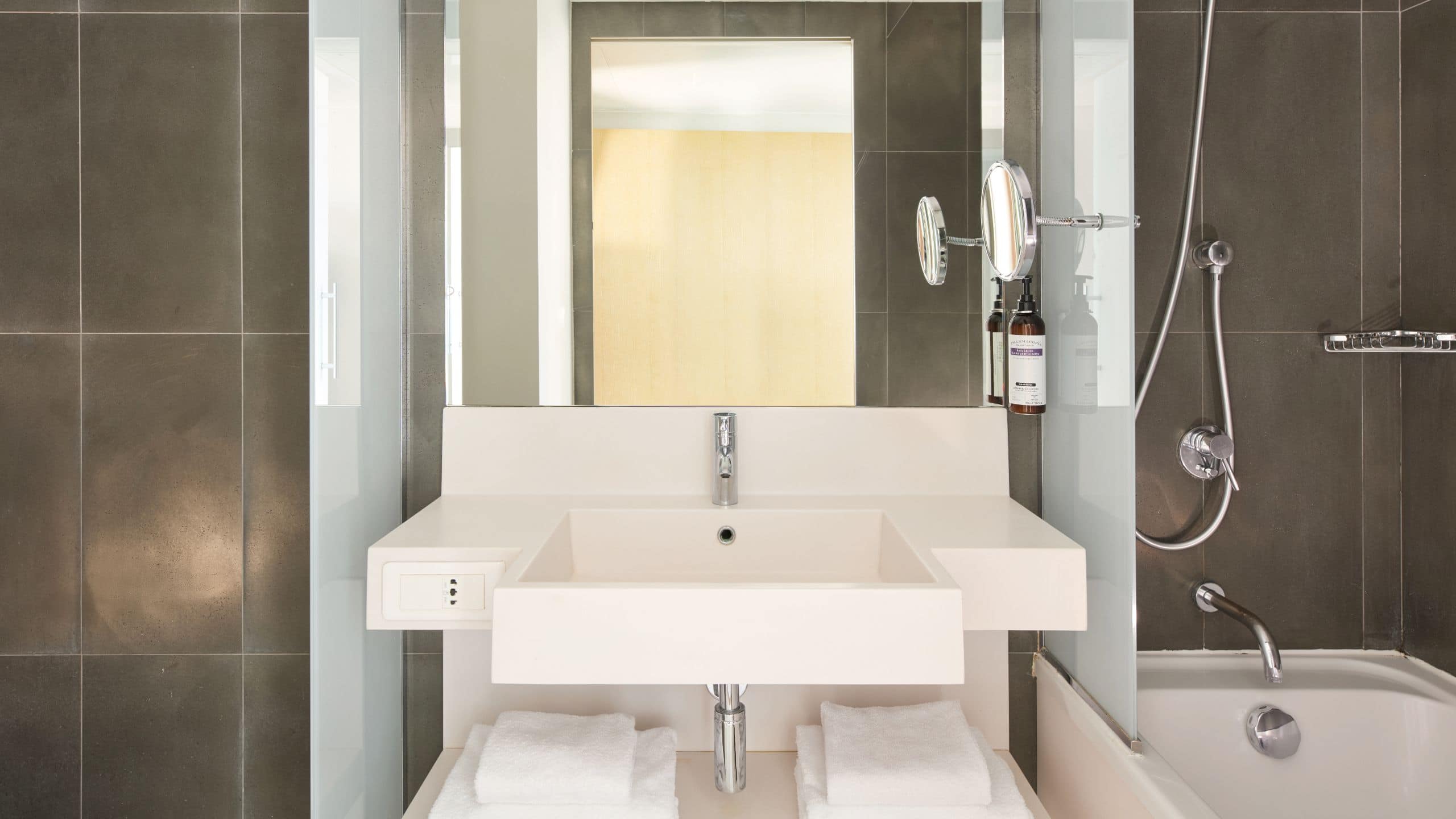 1 King Bed - Image 3