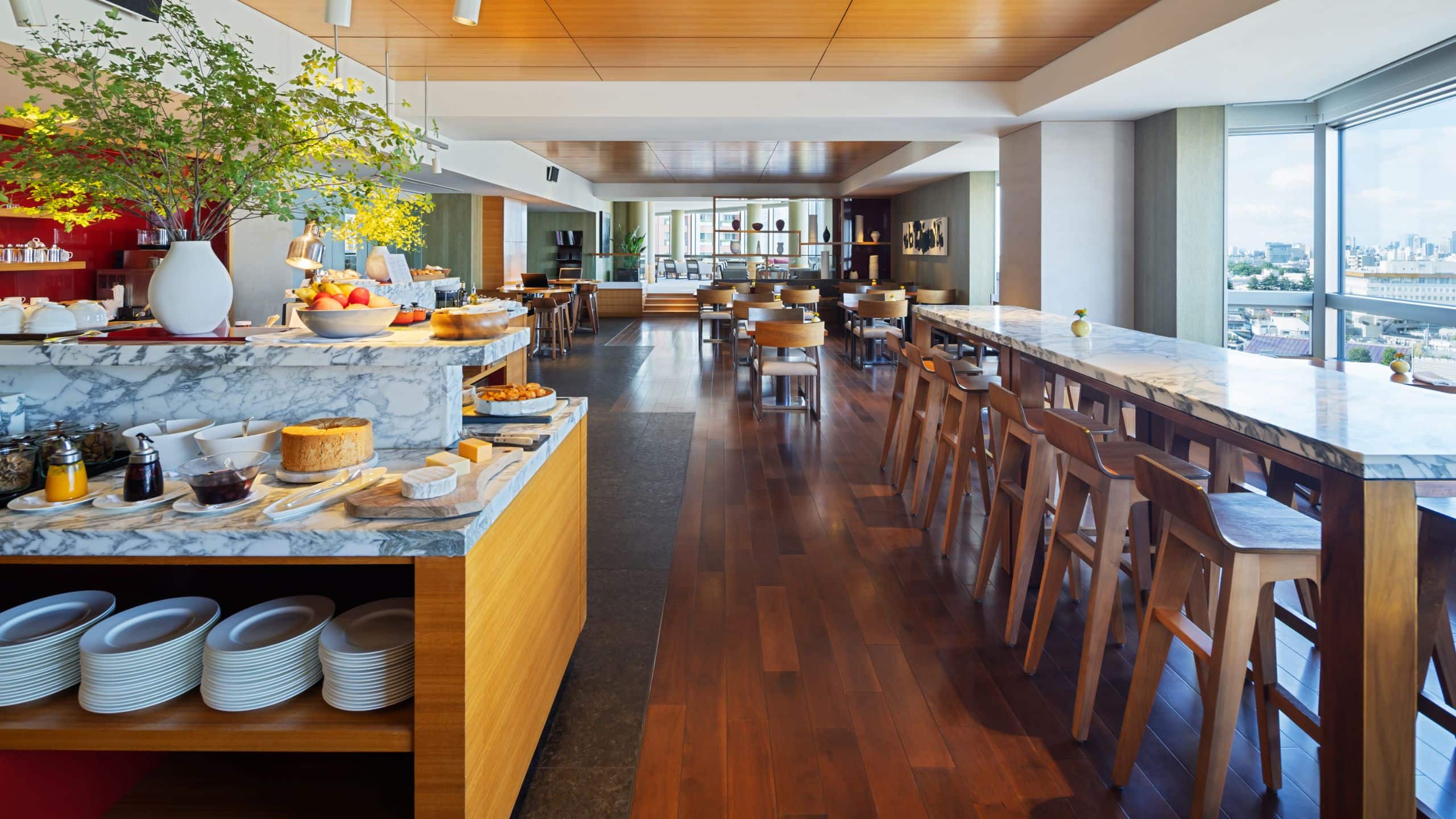 1 King Bed, Club Access - Image 4