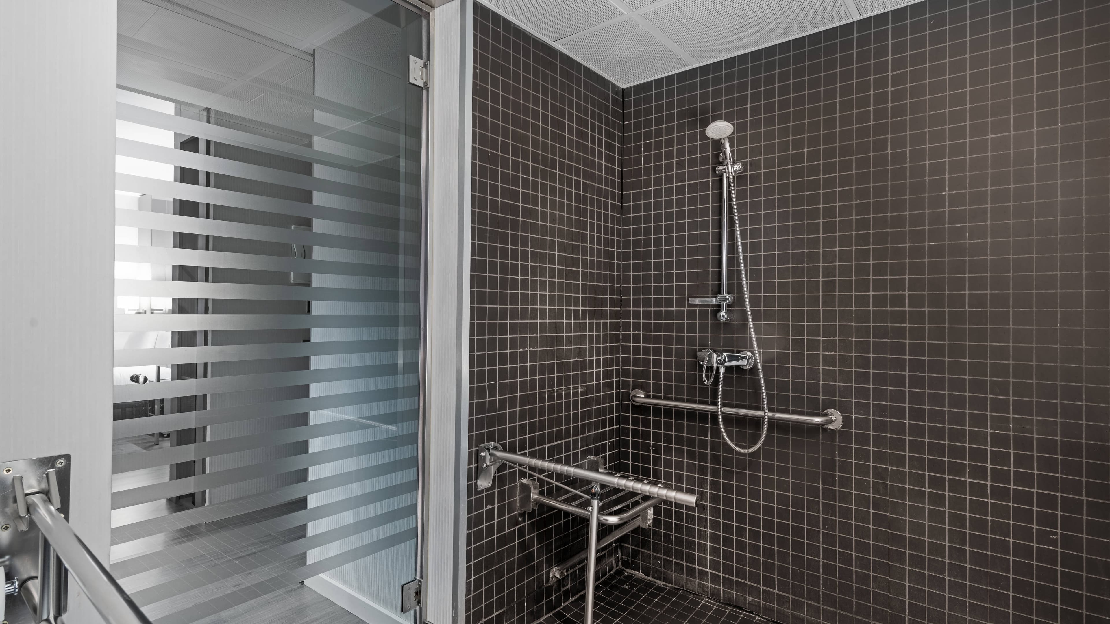 Standard Queen - Image 5