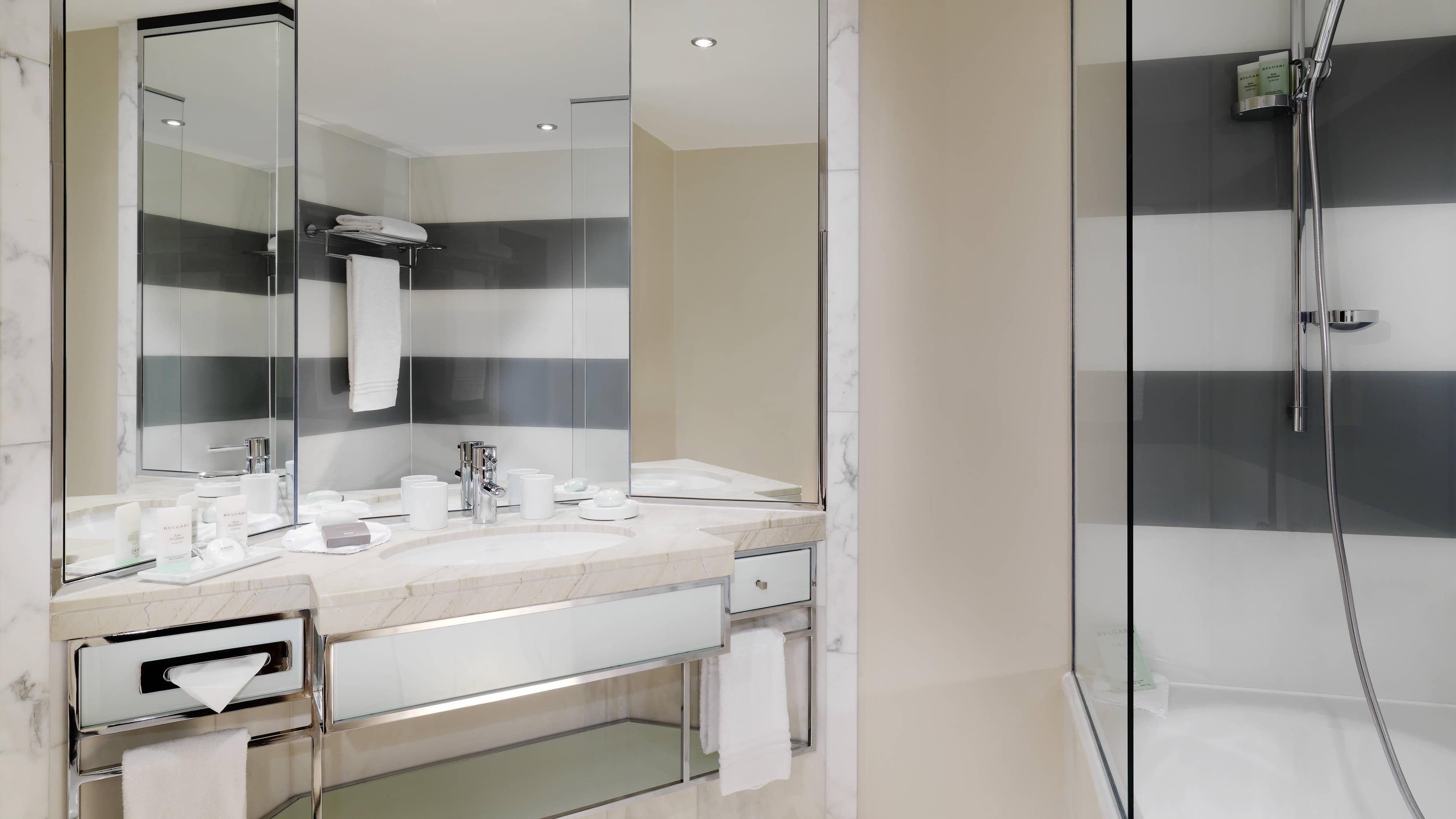 Deluxe Room - Image 6