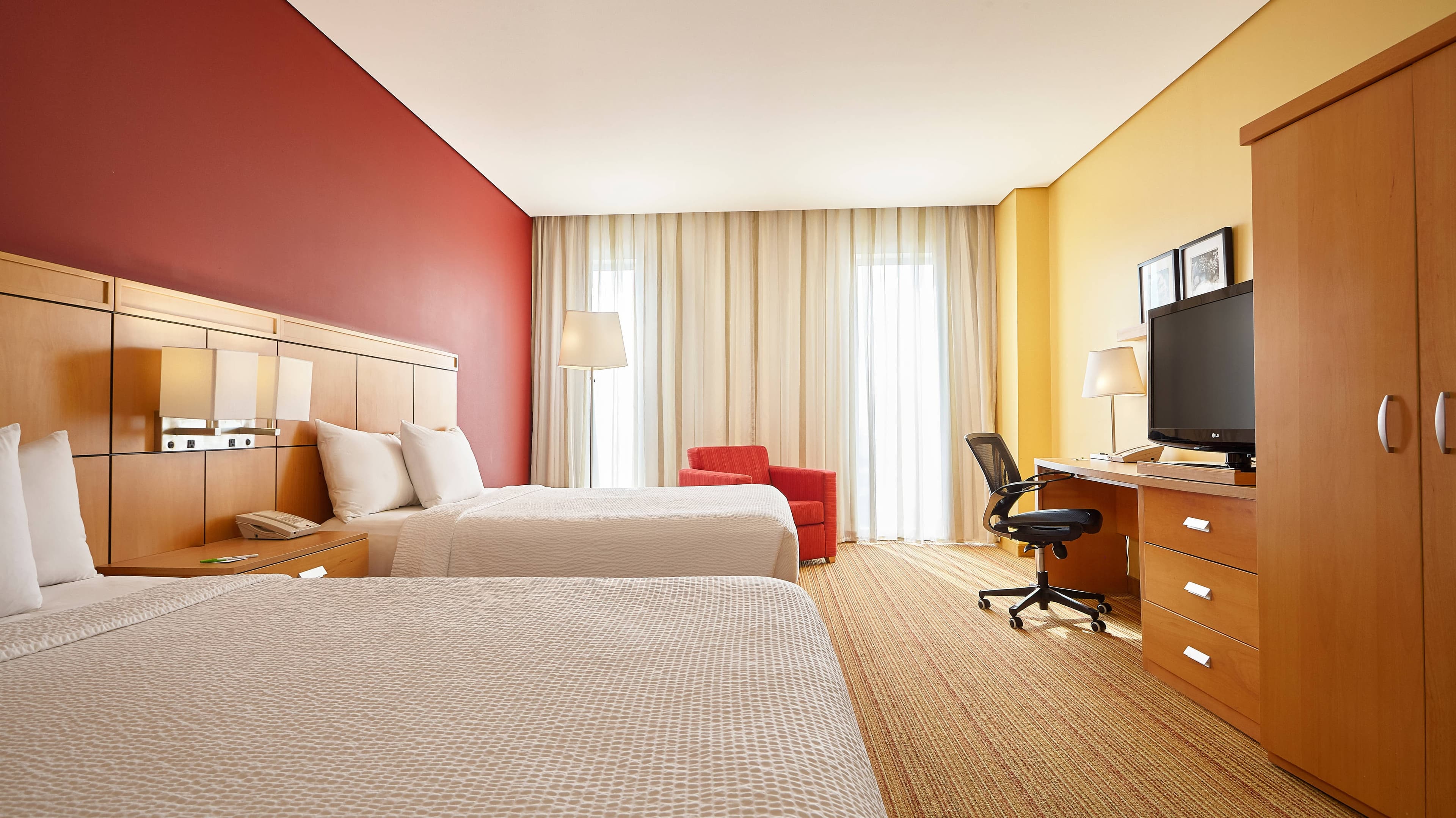 2 Queen beds - Image 1