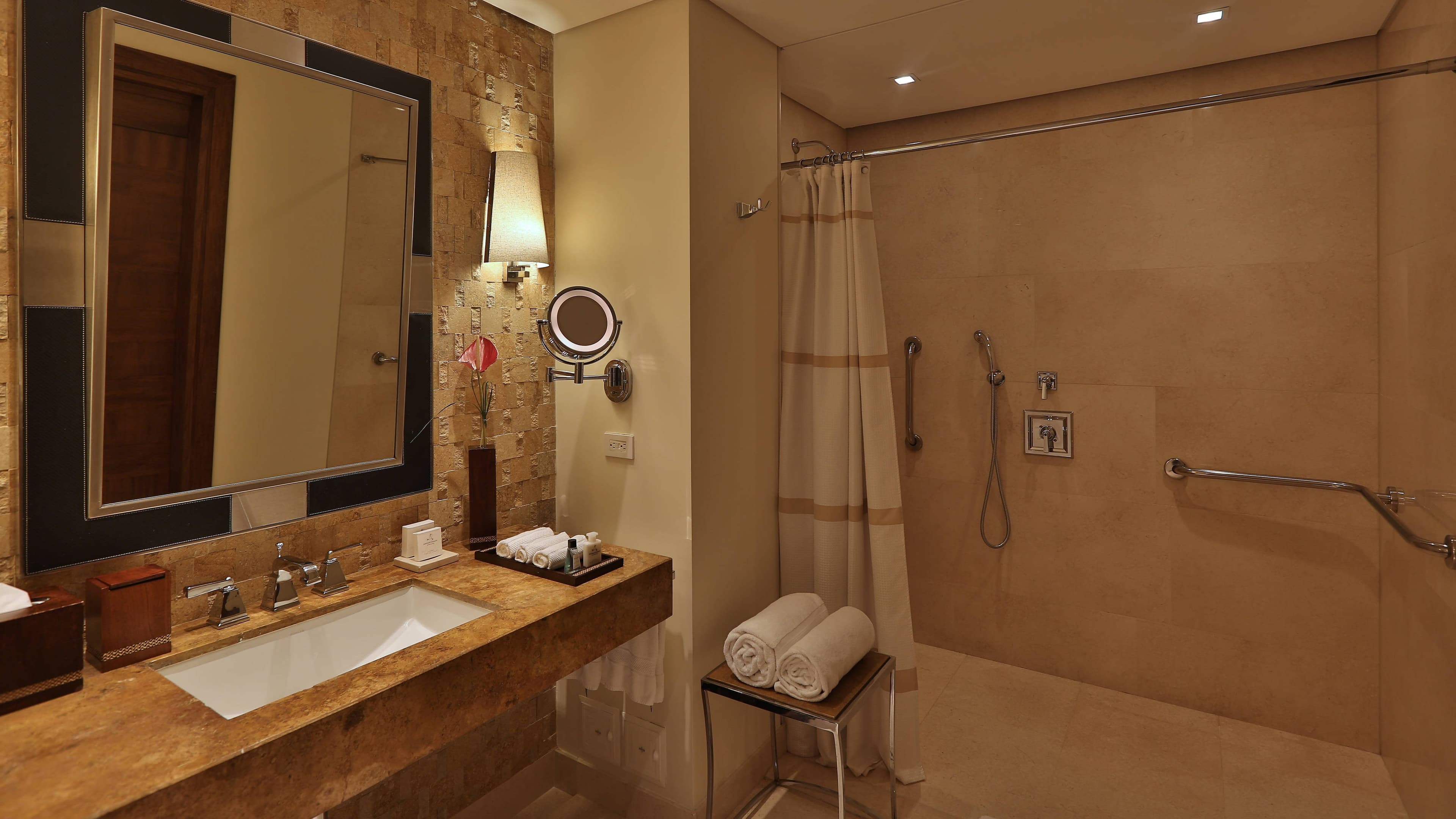 Deluxe Guest room - Image 7