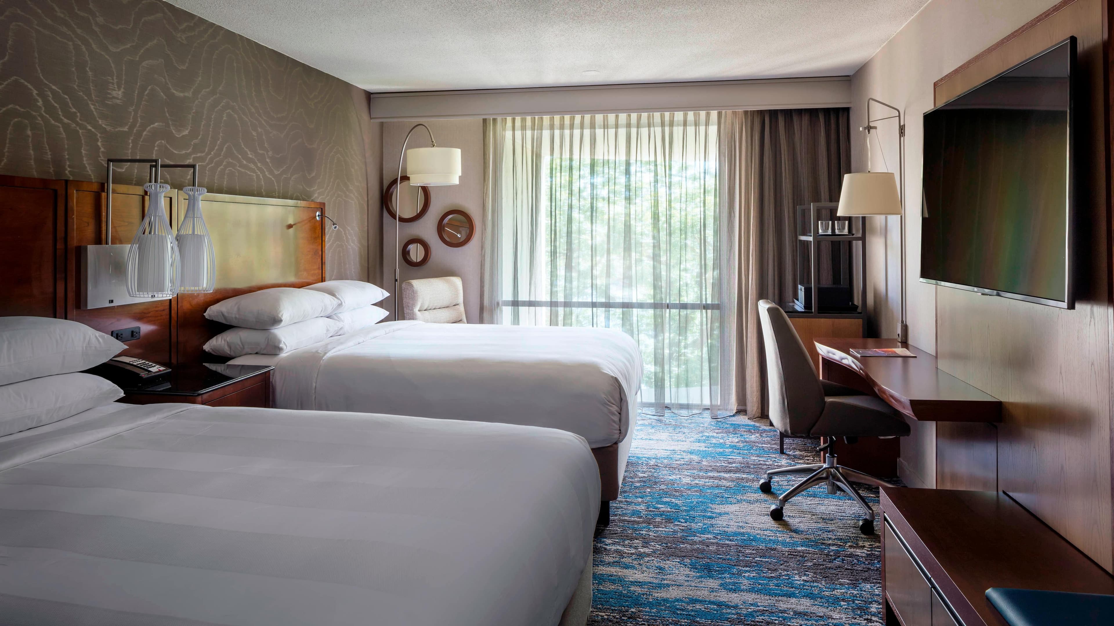 2 Queen Beds - Image 2