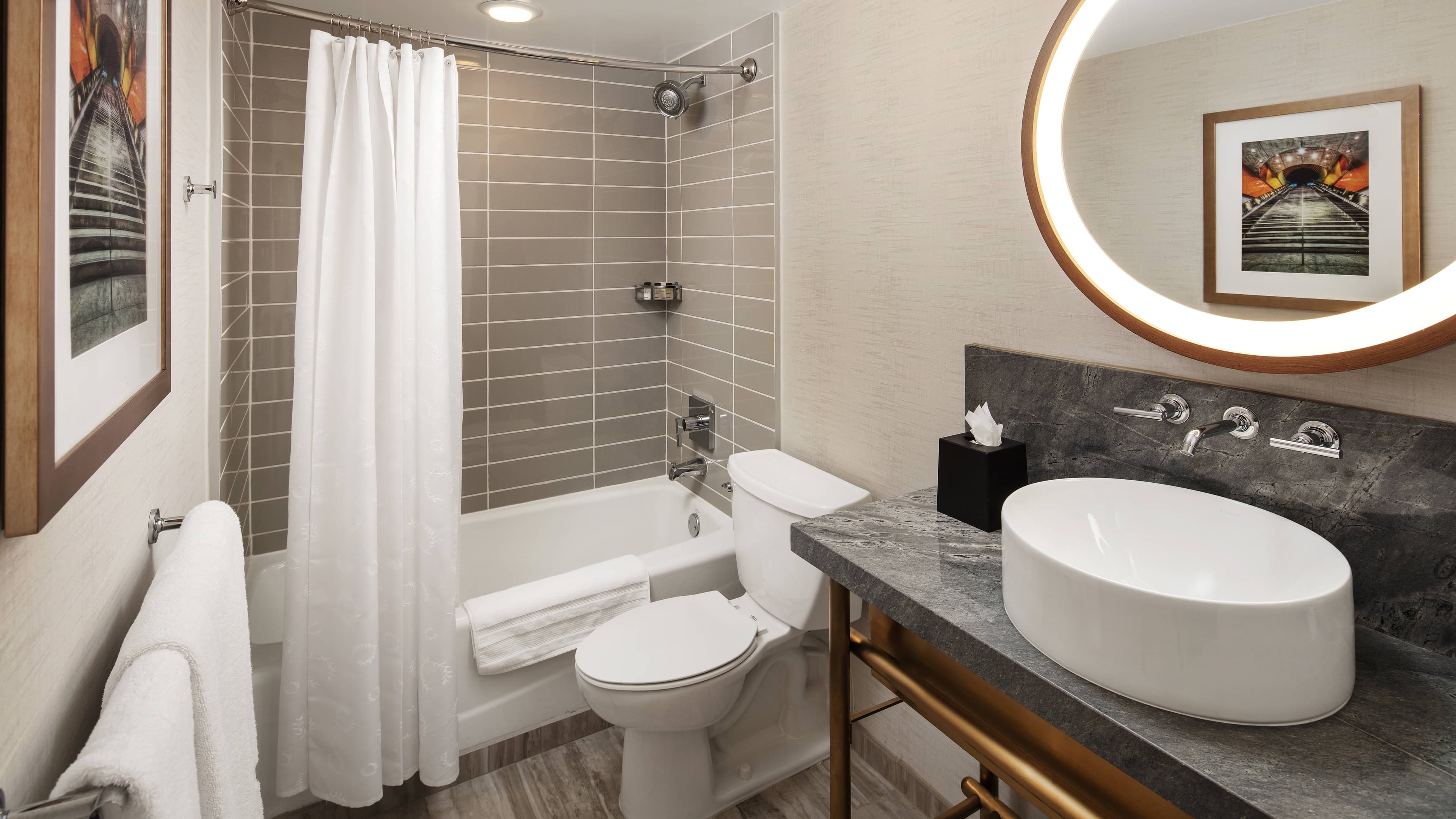 Close-up Queen - Image 2