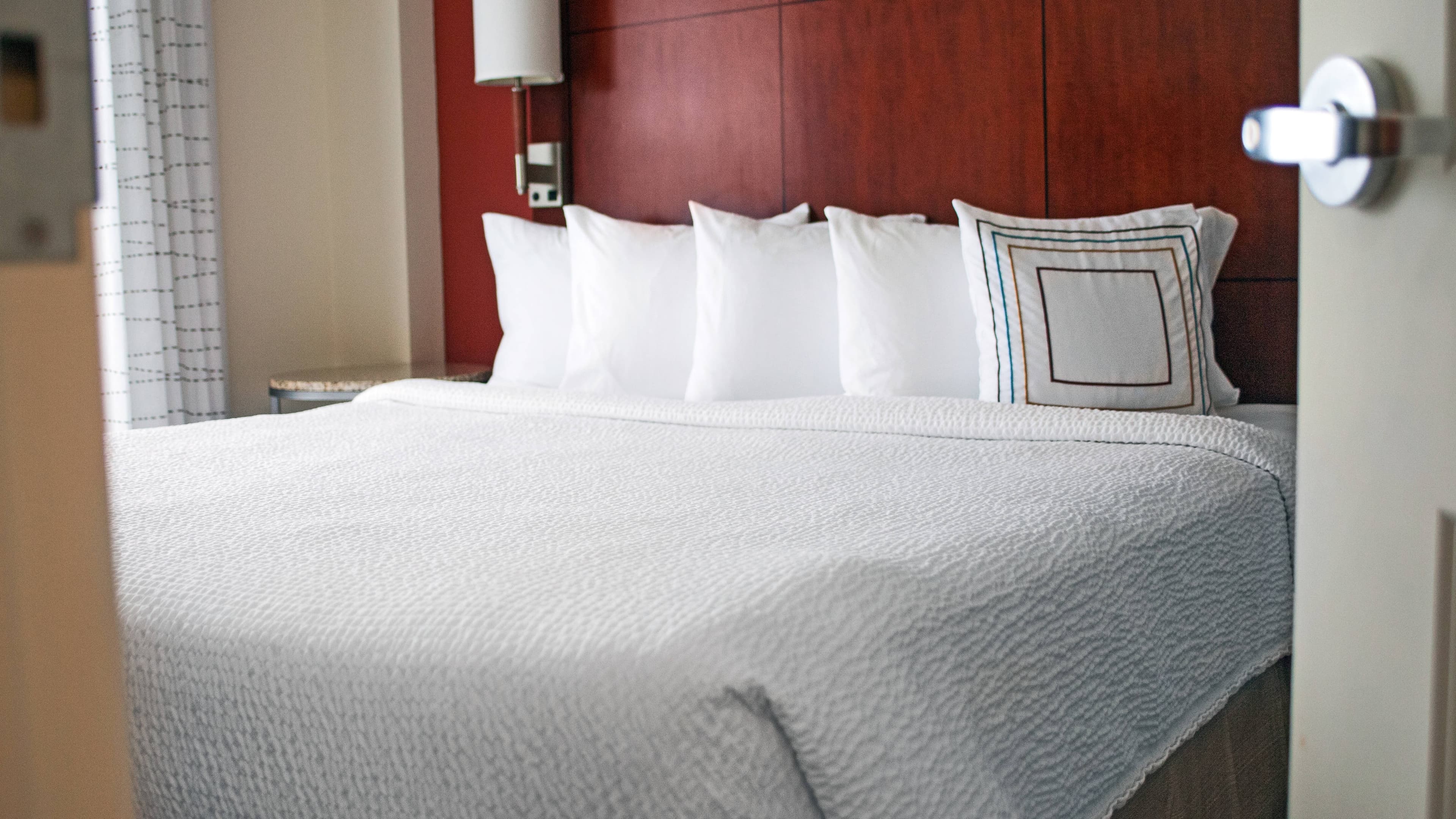 1 Bedroom 2 room Suite - Image 2