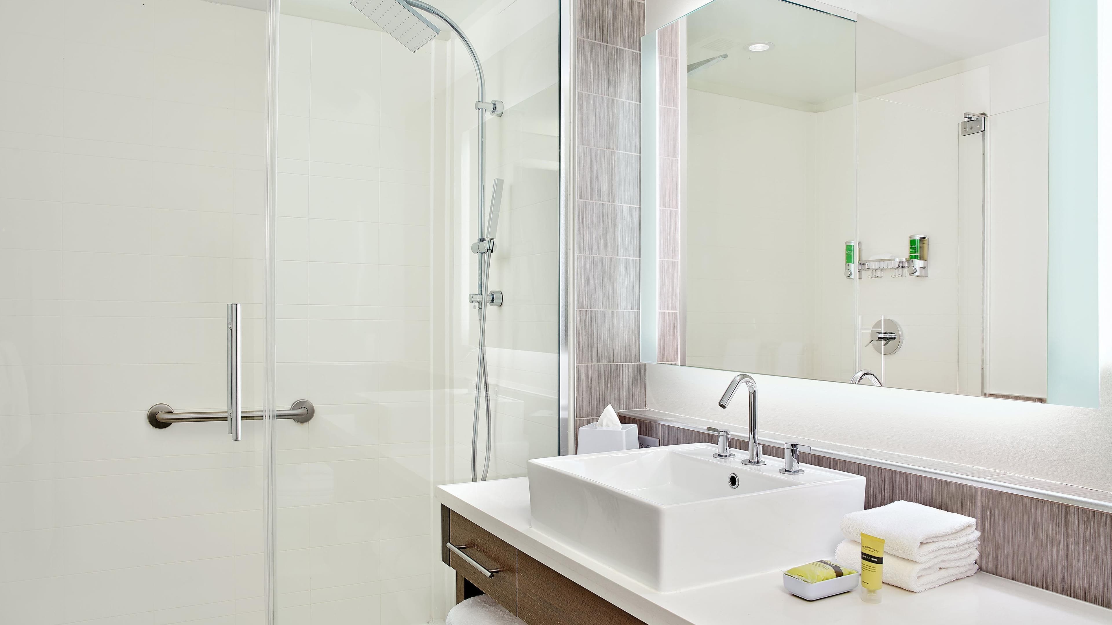 Suite Full Kitchen - Image 4