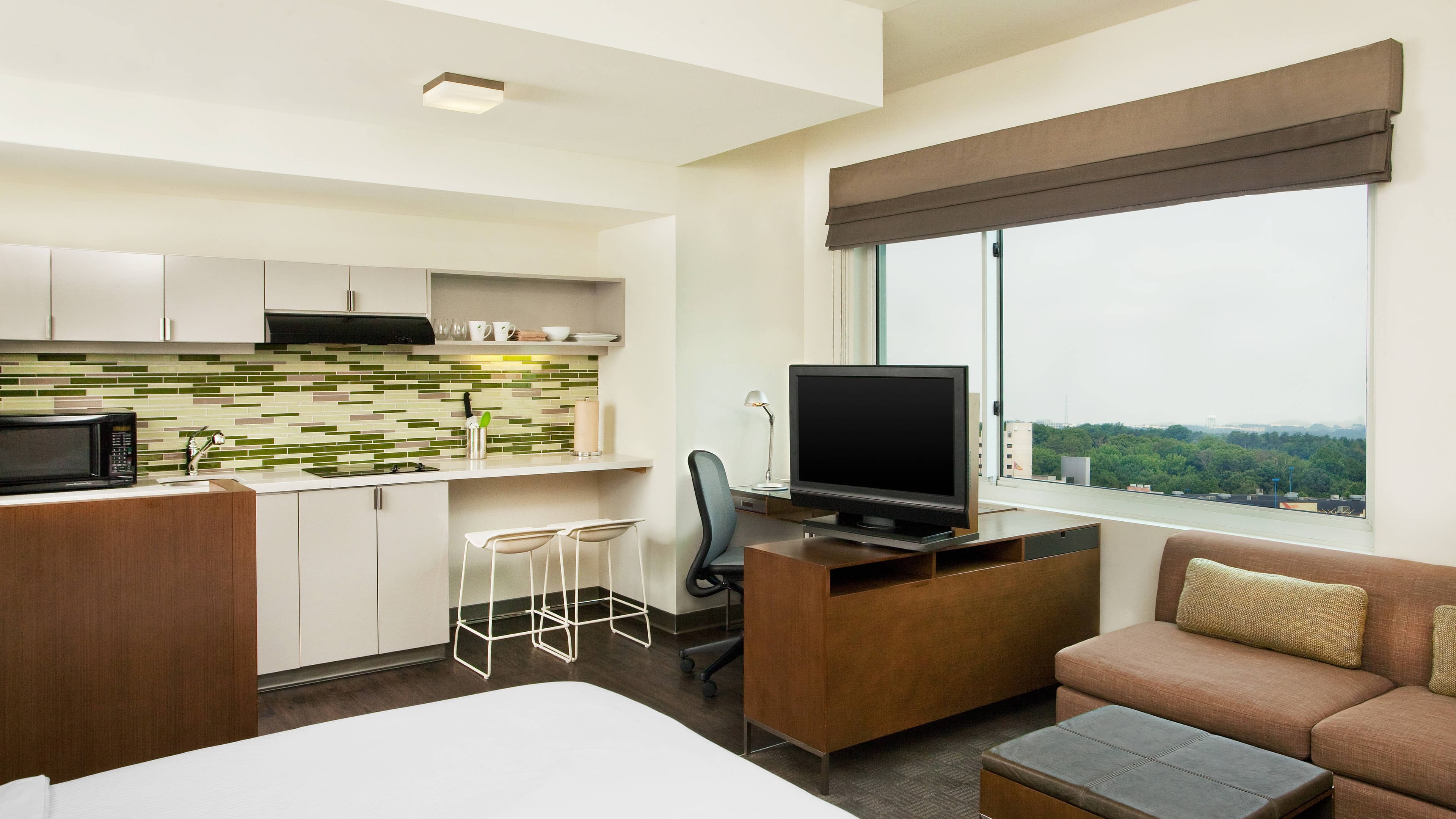 Suite Full Kitchen - Image 1