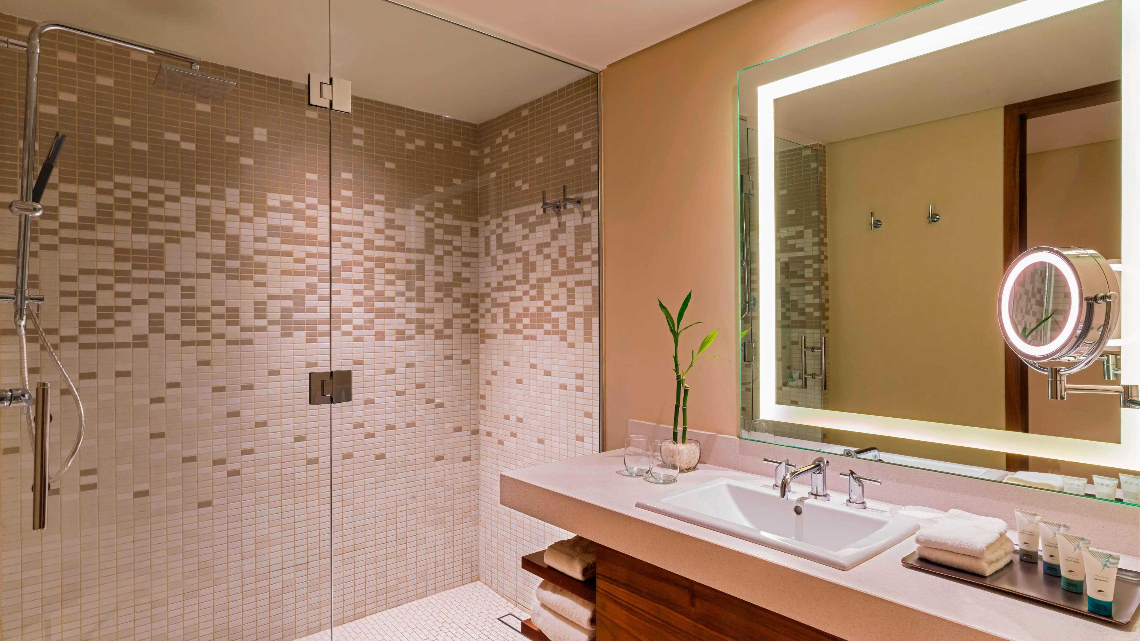 Classic Balcony 1 King - Image 4