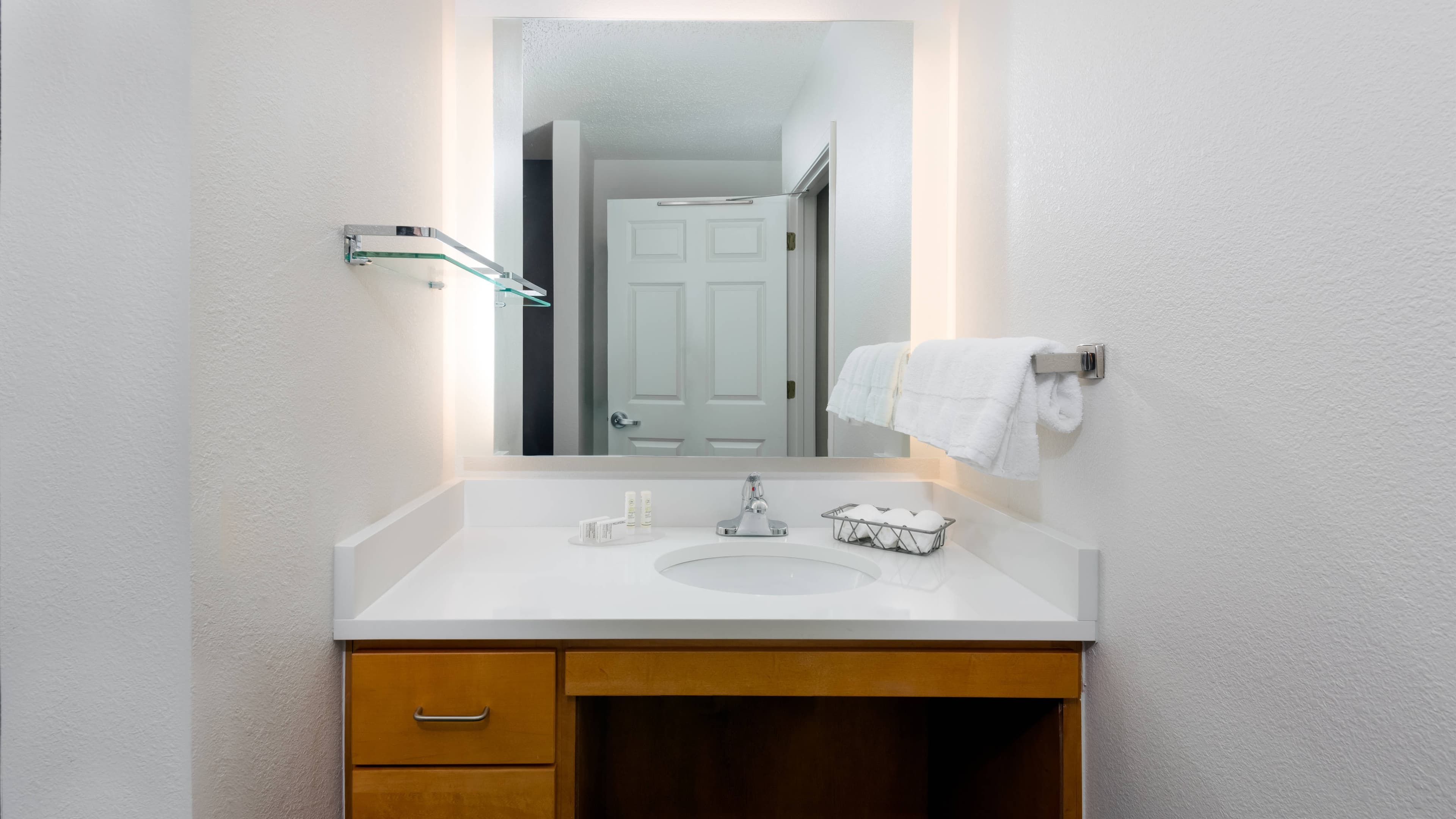 1 Bedroom 2 room Suite - Image 9