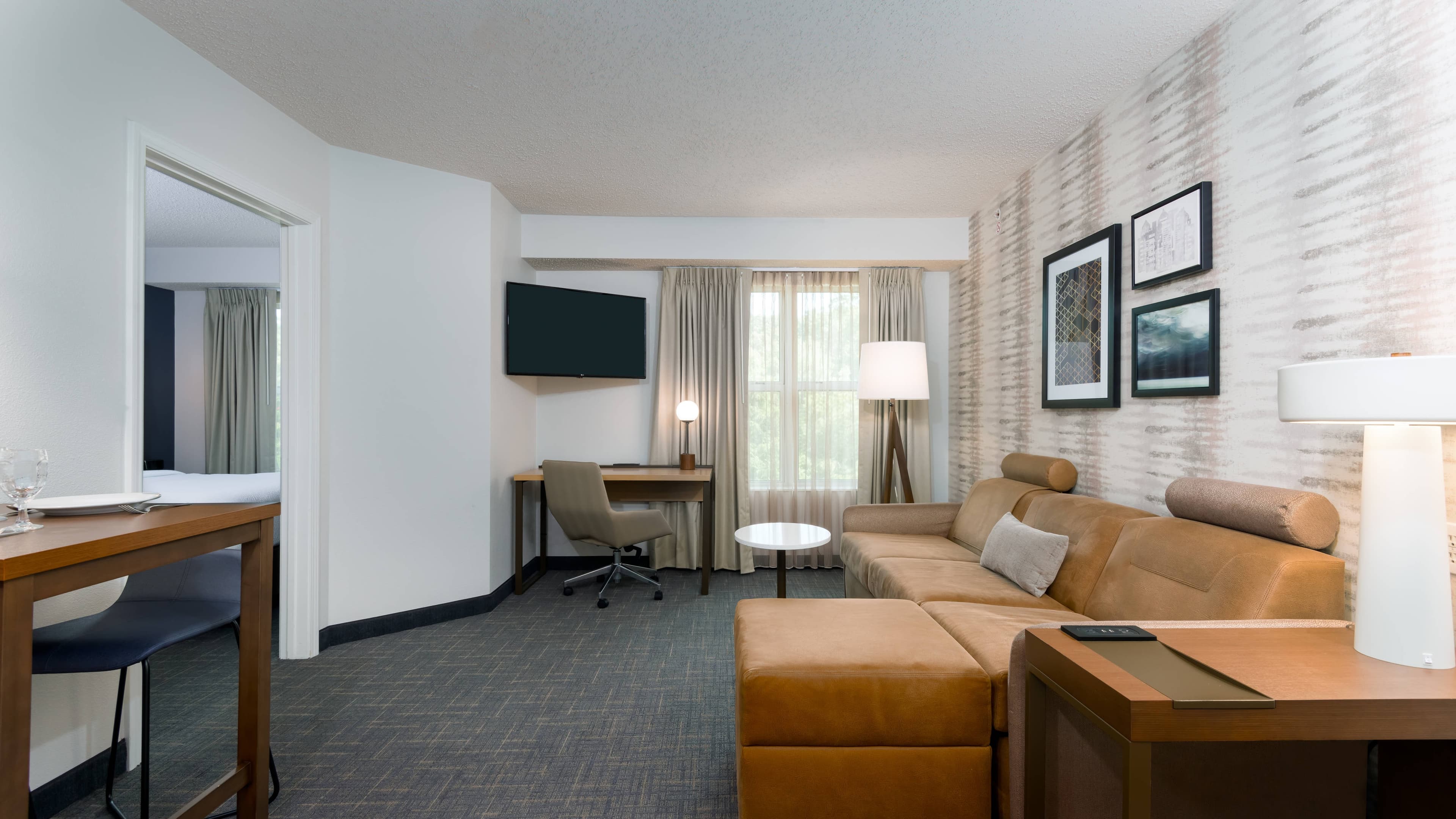 1 Bedroom 2 room Suite - Image 1