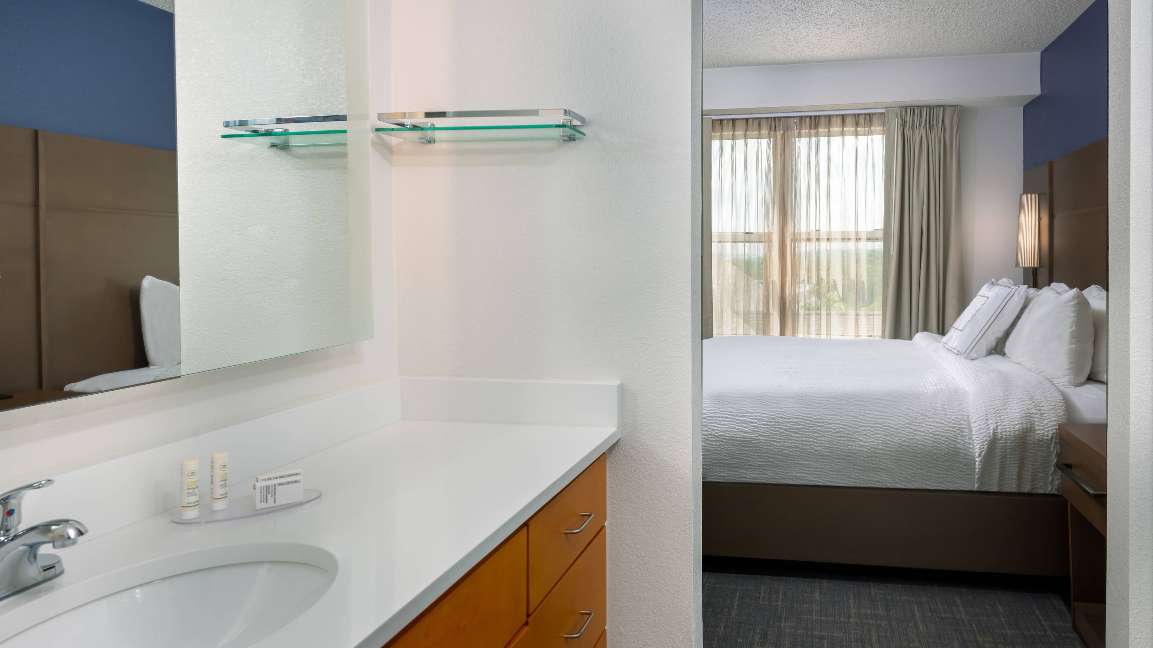 1 Bedroom 2 room Suite - Image 7