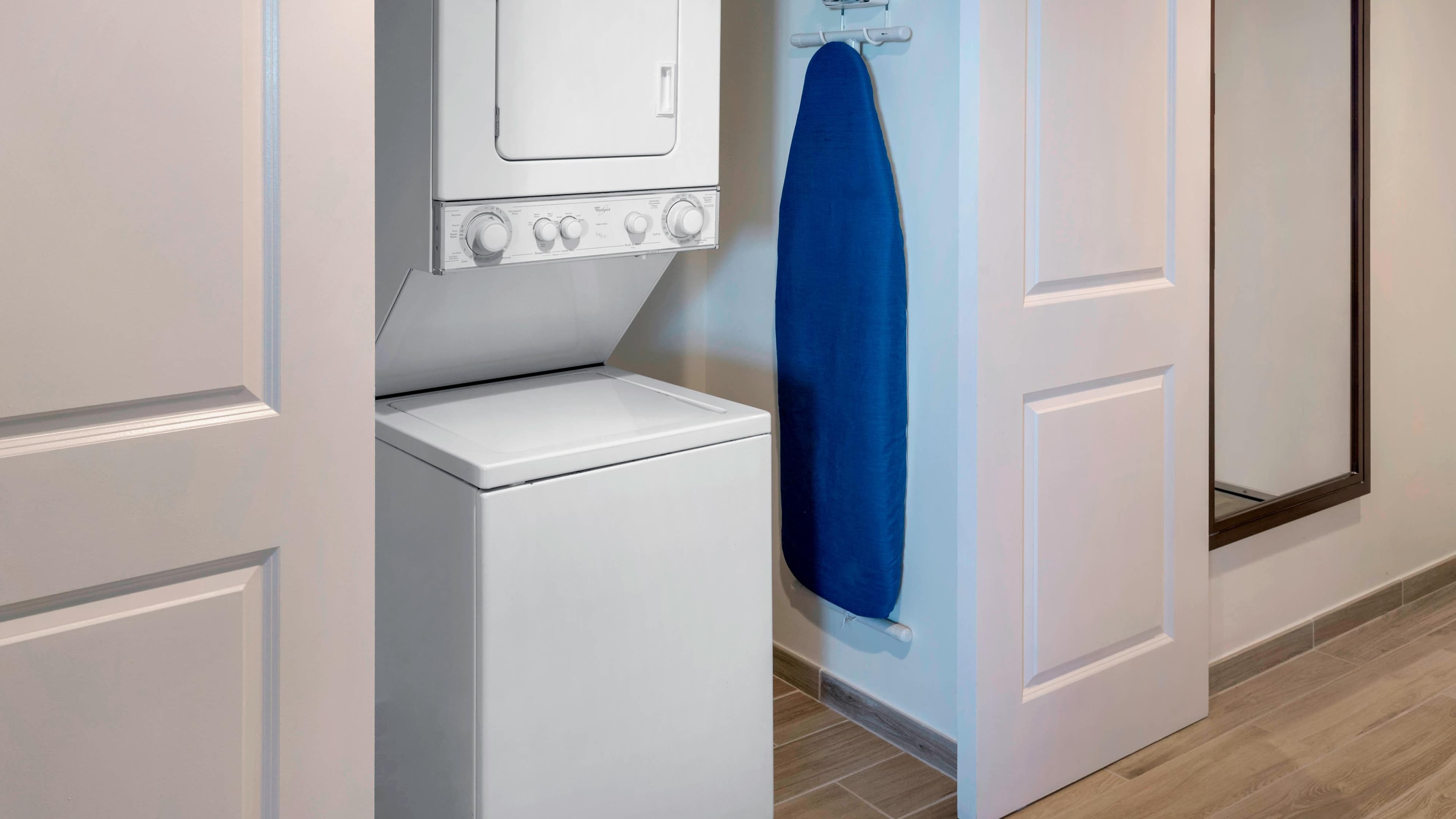 1 King with Balcony - Image 3