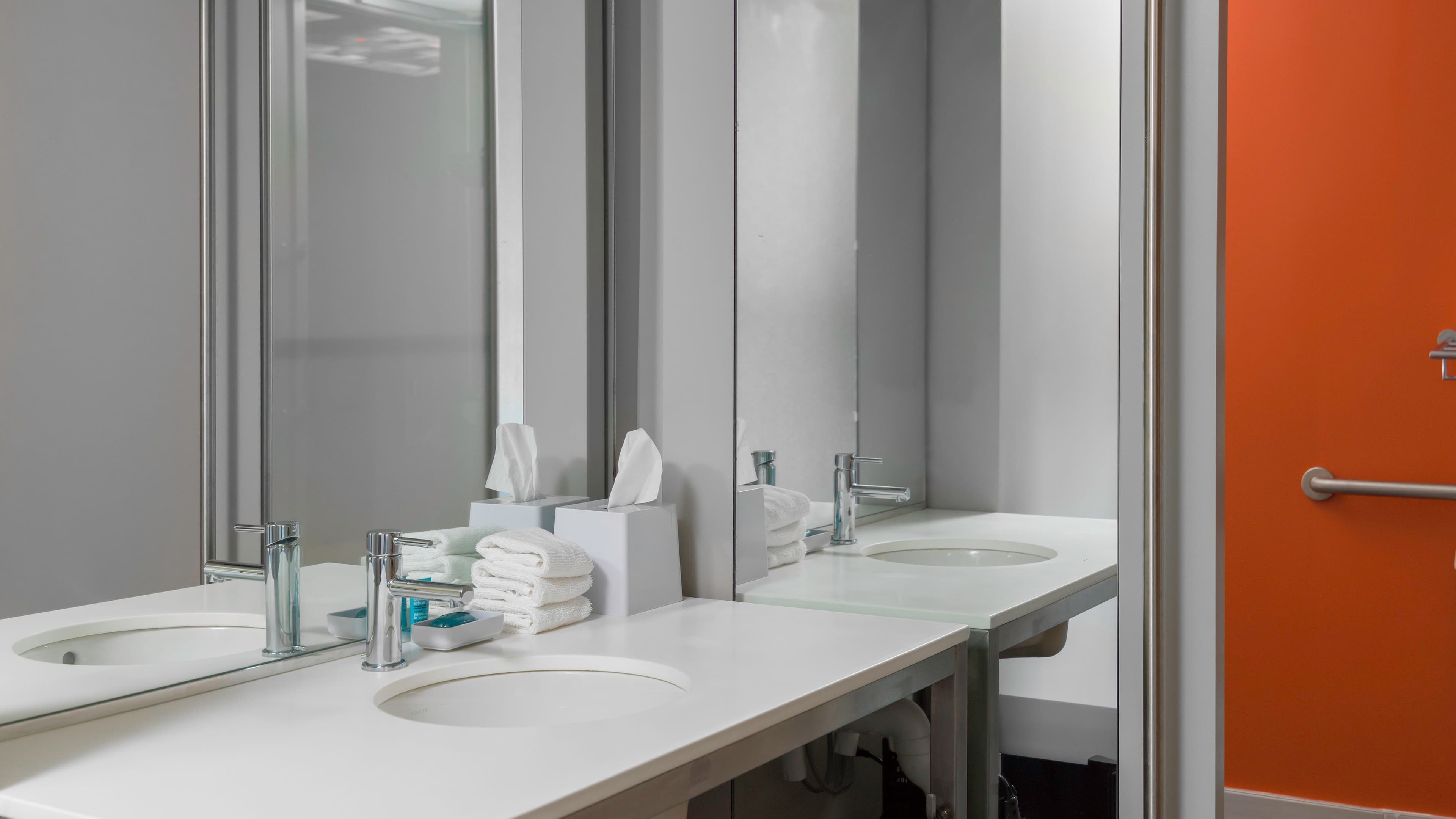 Aloft Room - Image 6