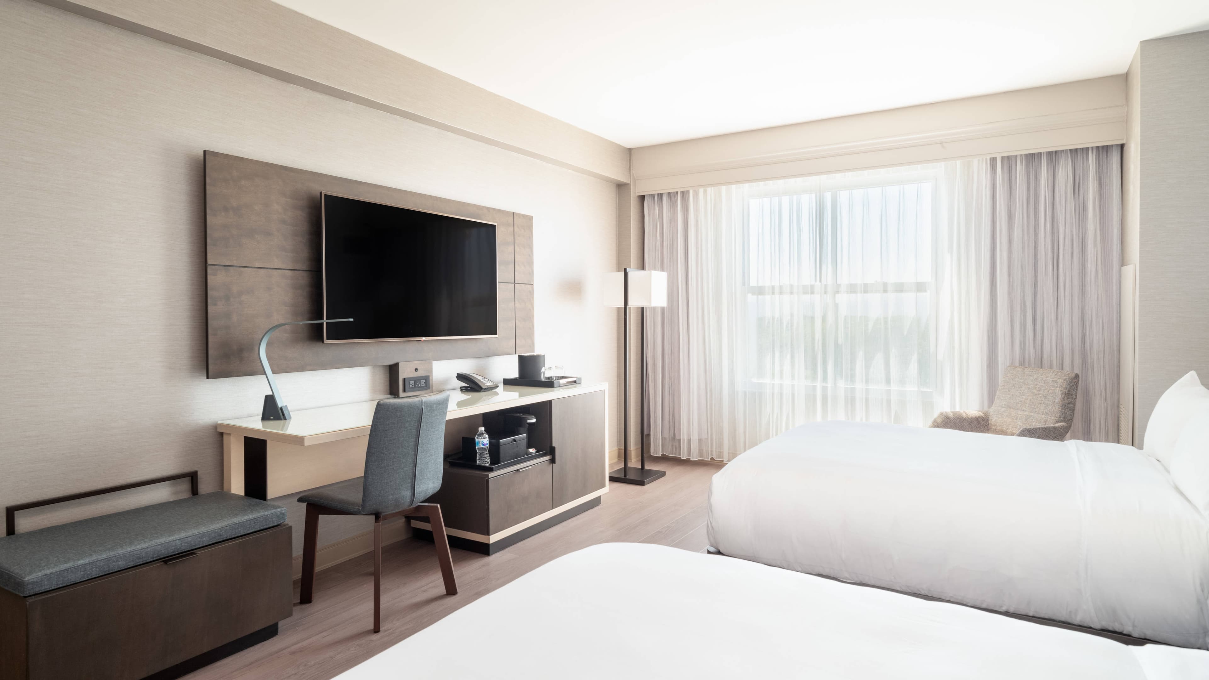 2 Queen(s) - Image 2