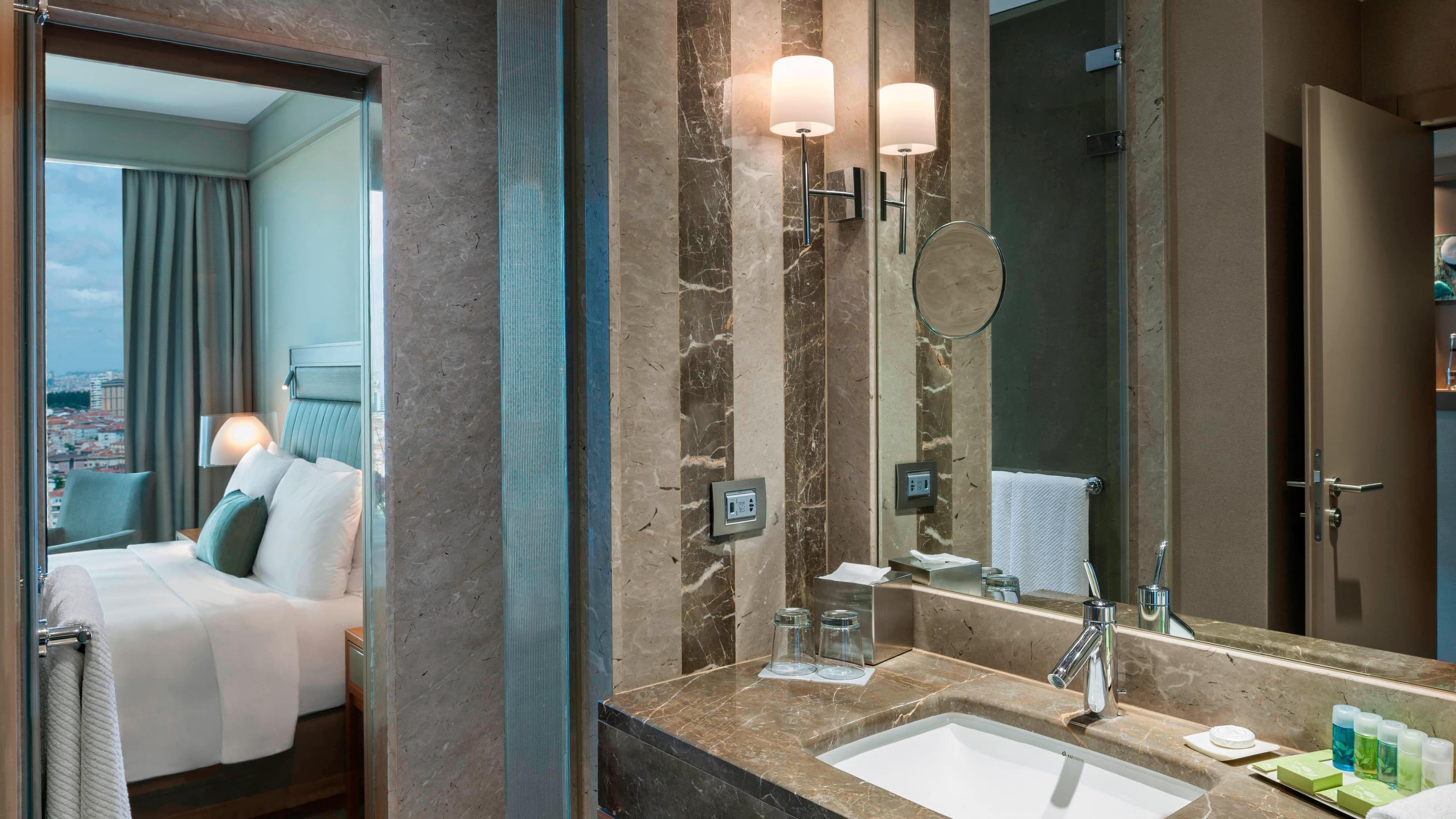 Deluxe City1 King Bed - Image 5