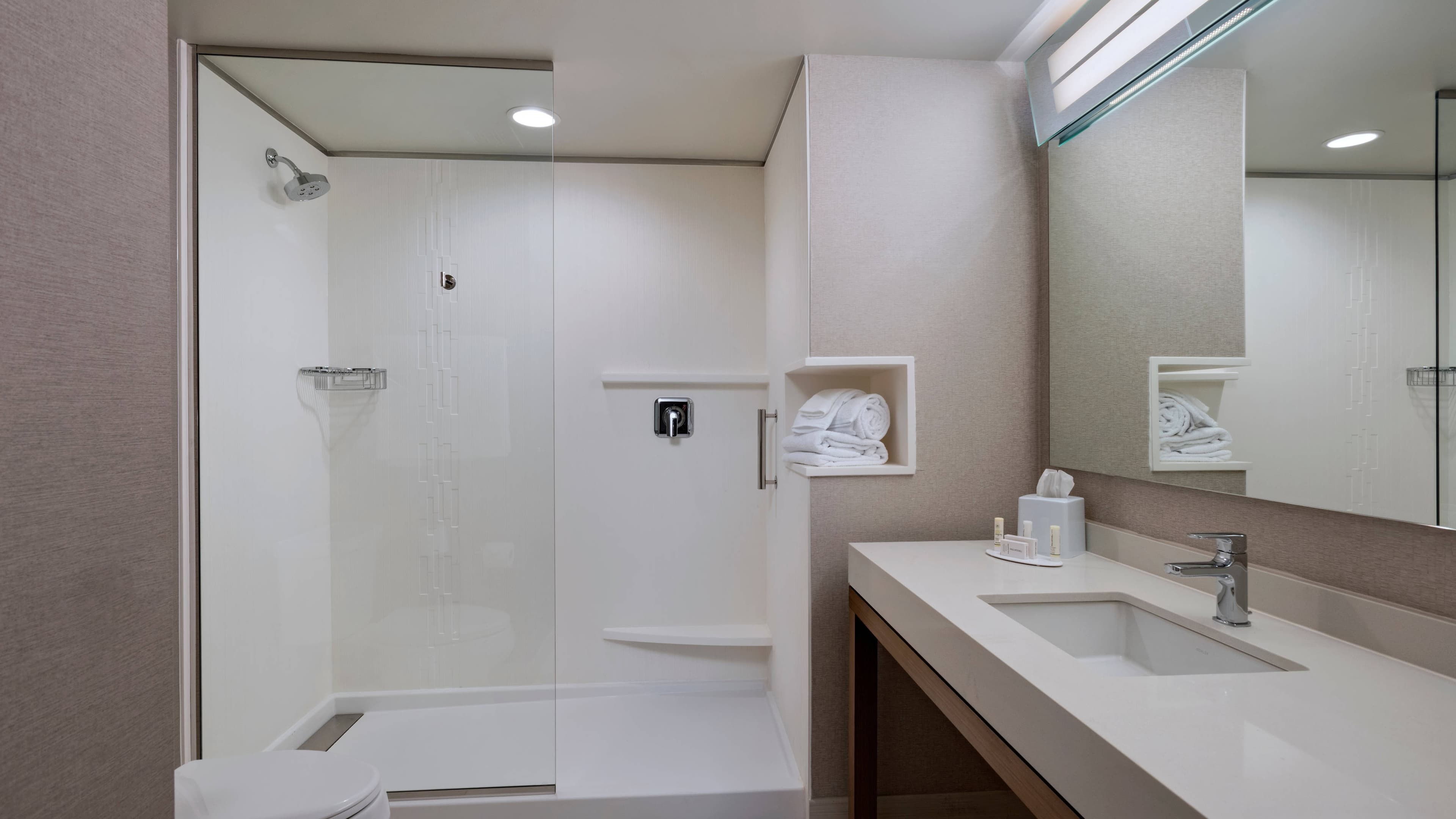 Guest Room - Image 6