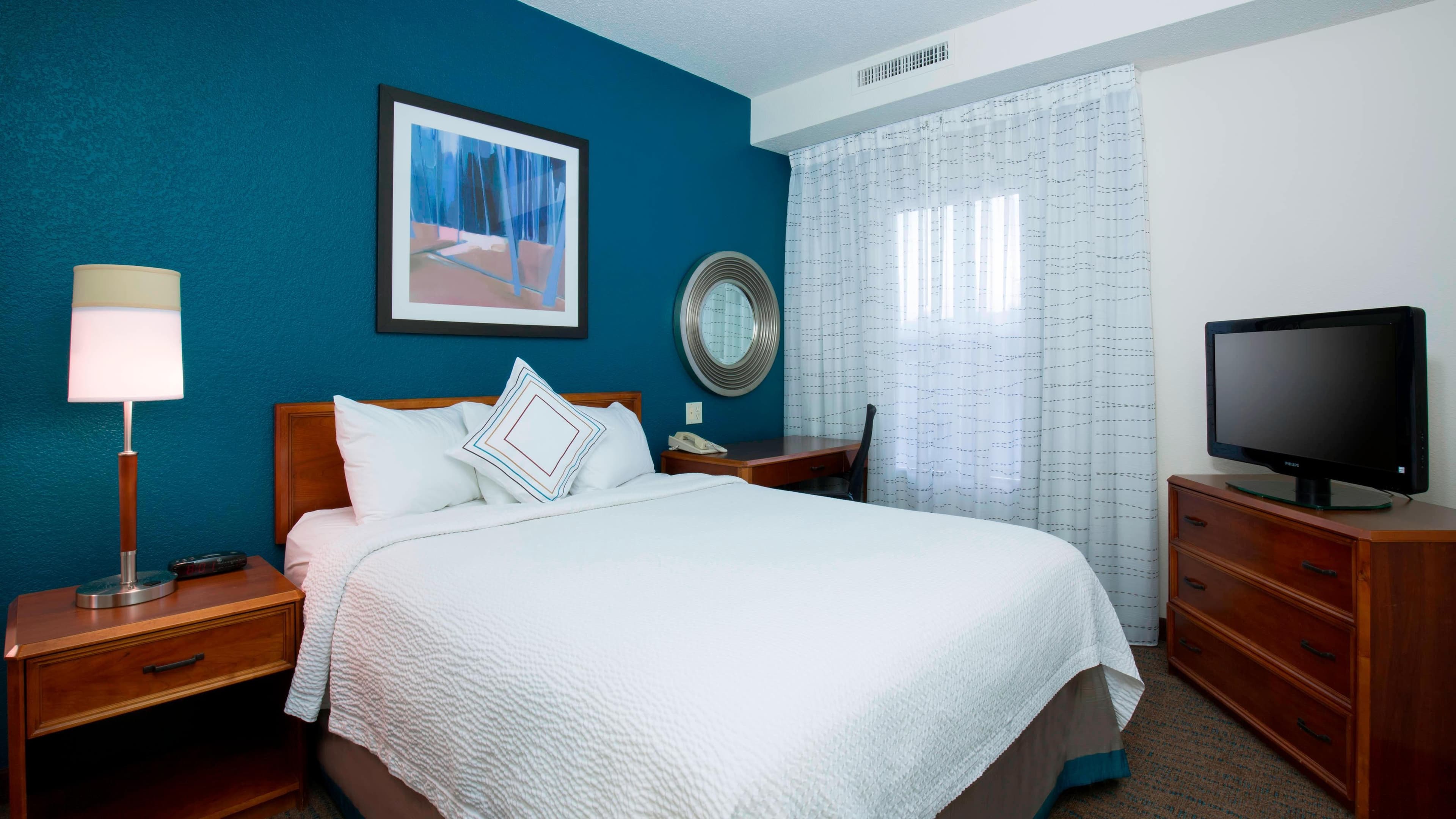 1 Bedroom 2 Room Suite - Image 4