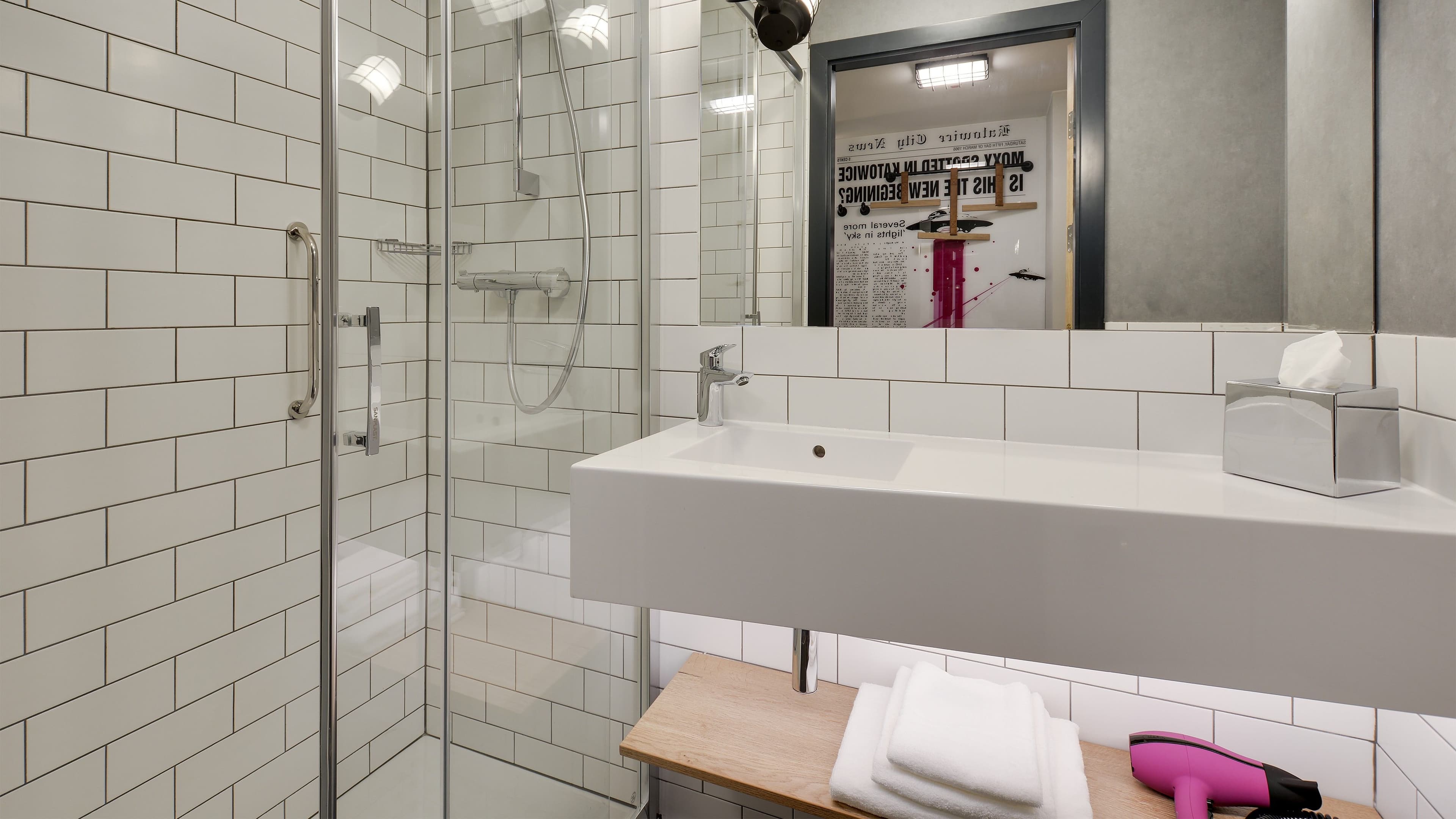 Moxy Sleeper Room - Image 4