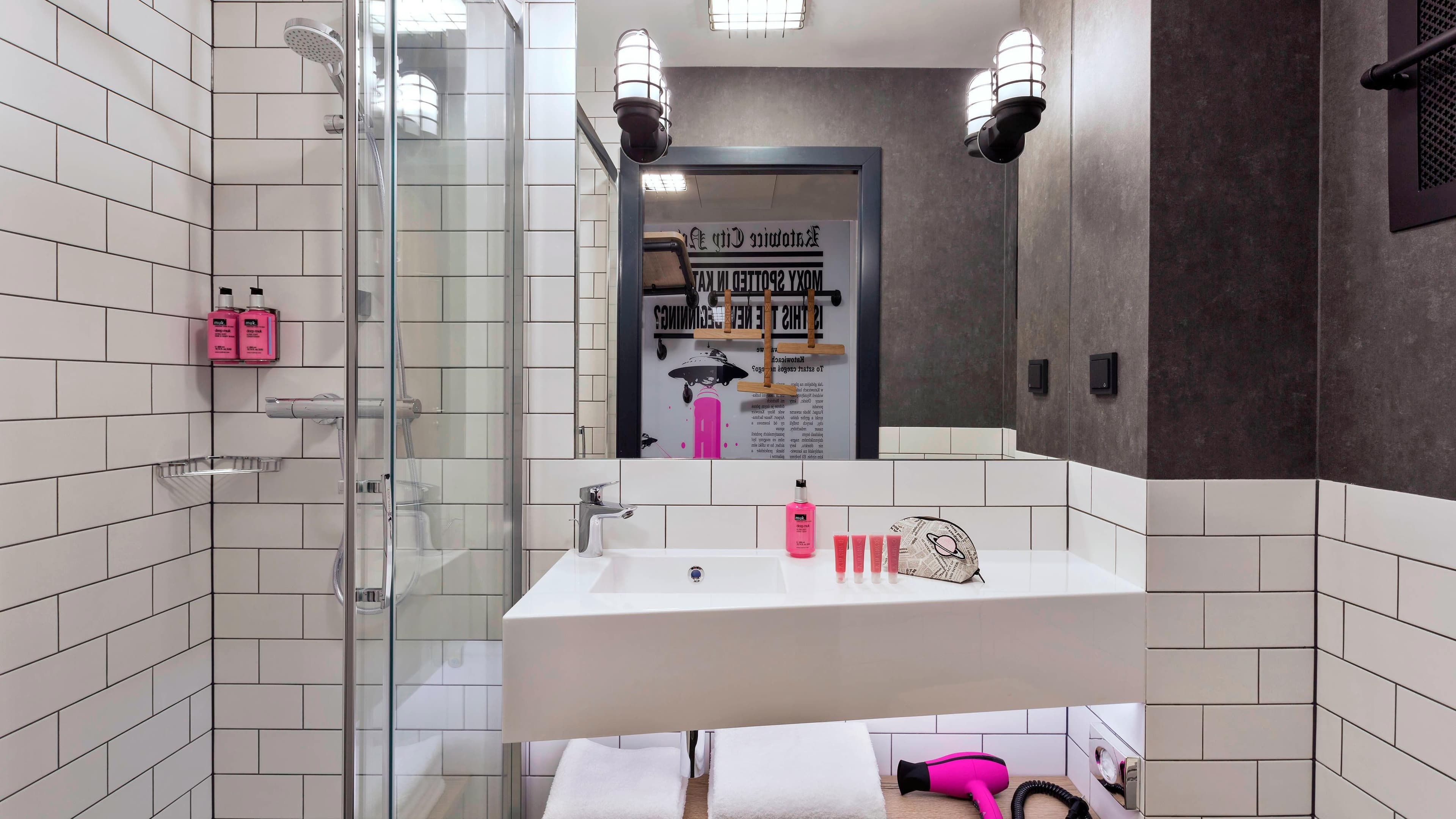 Moxy Sleeper Room - Image 5