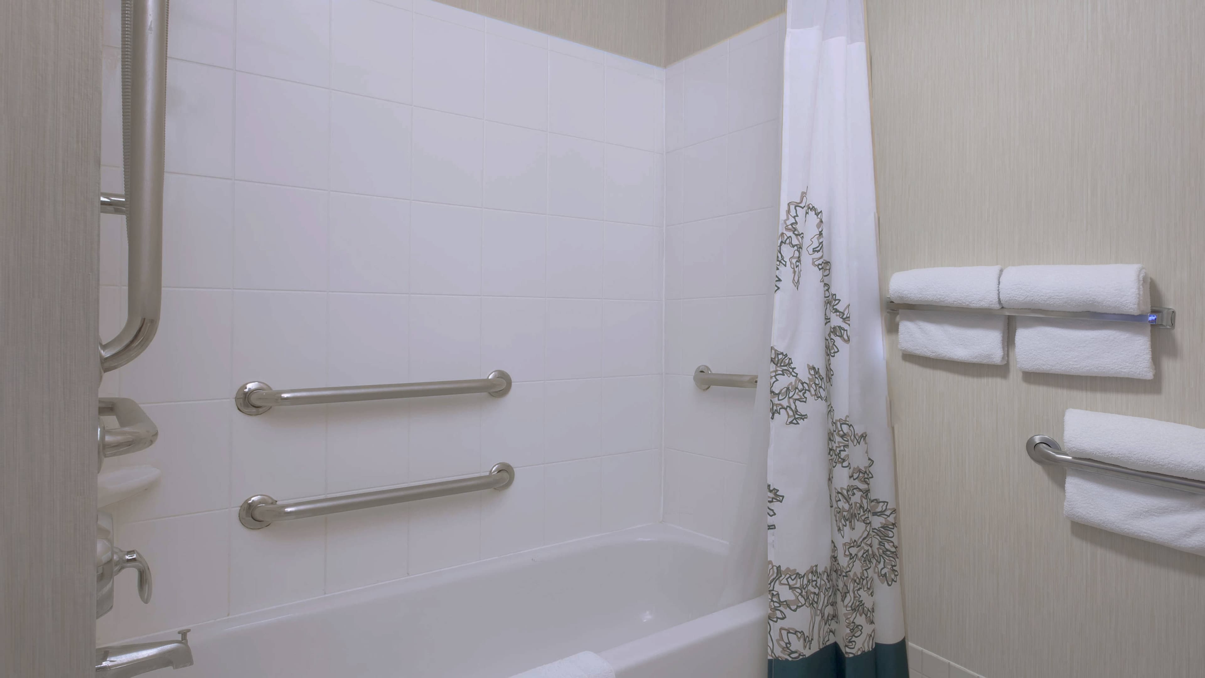 One Bedroom Queen Suite - Image 4